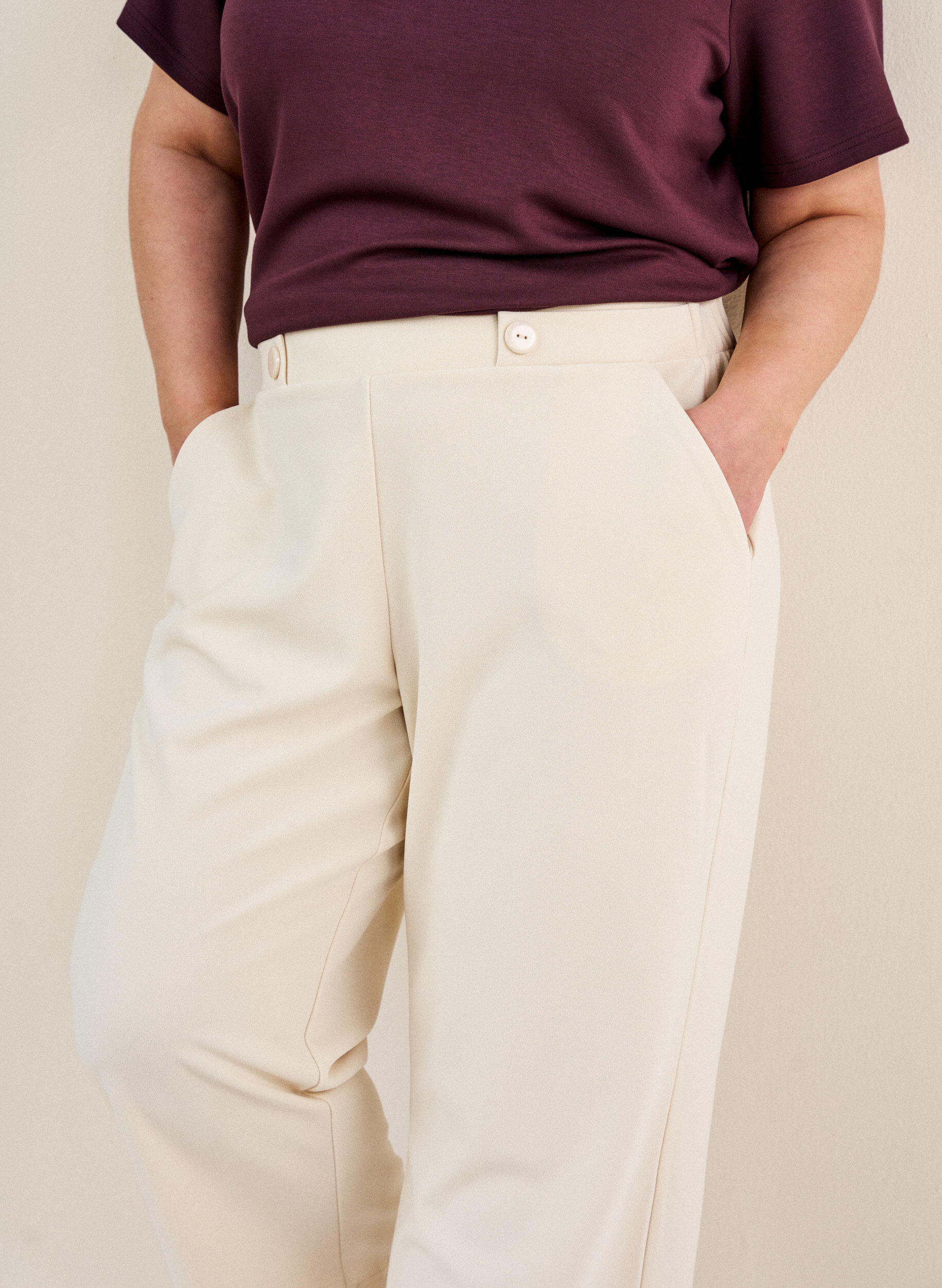 ZizziByxor med l&ouml;s passform och 7/8-l&auml;ngd, Beige, Model image number 3