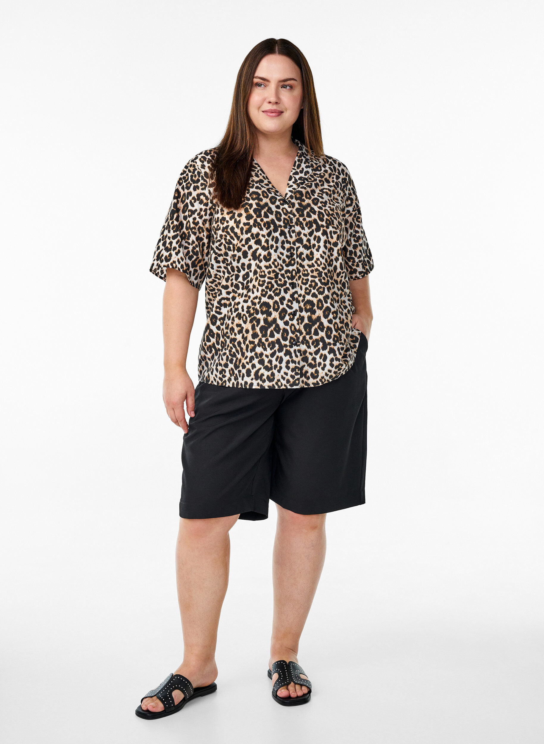 Zizzi Skjortblus med tryck och v-ringning, Brun, Model image number 1