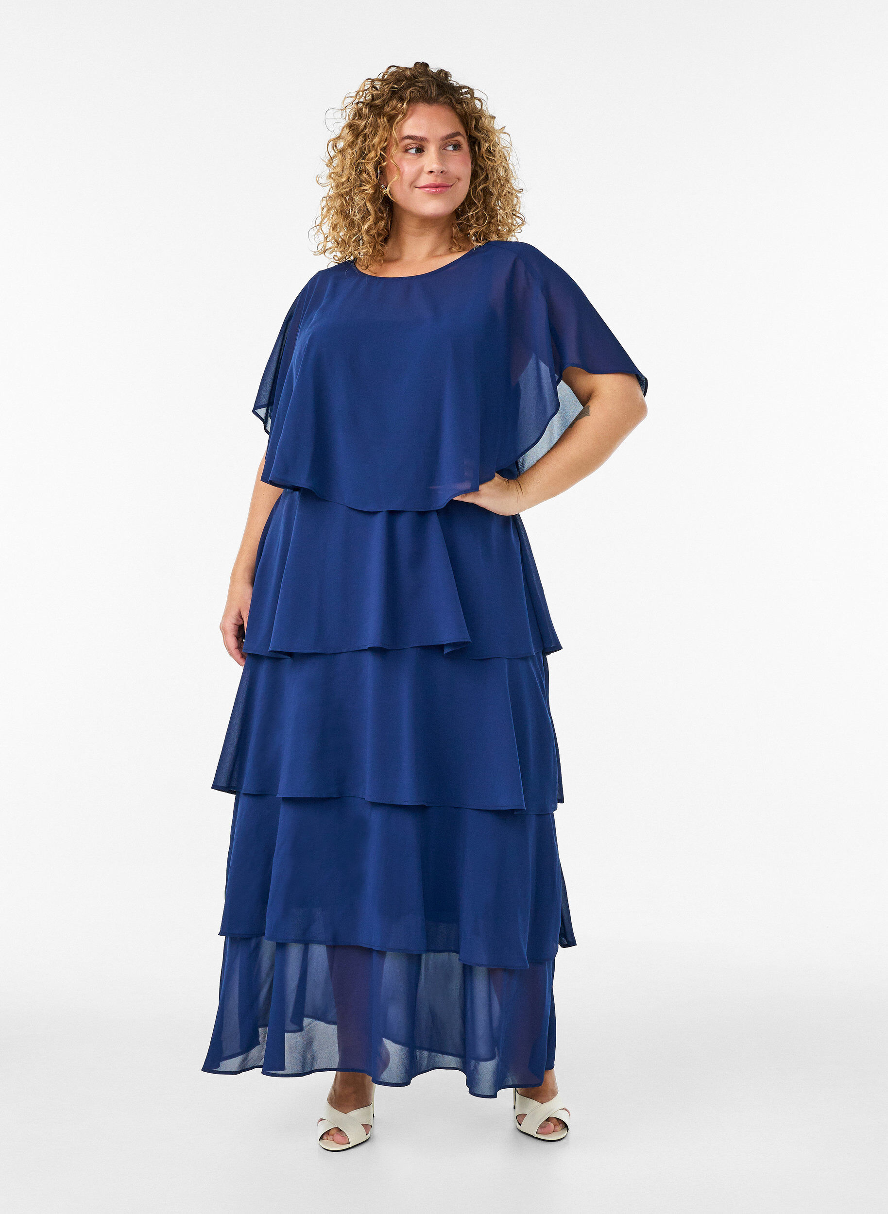ZizziMaxikl&auml;nning med volanger och avtagbar cape, Bl&aring;, Model image number 2