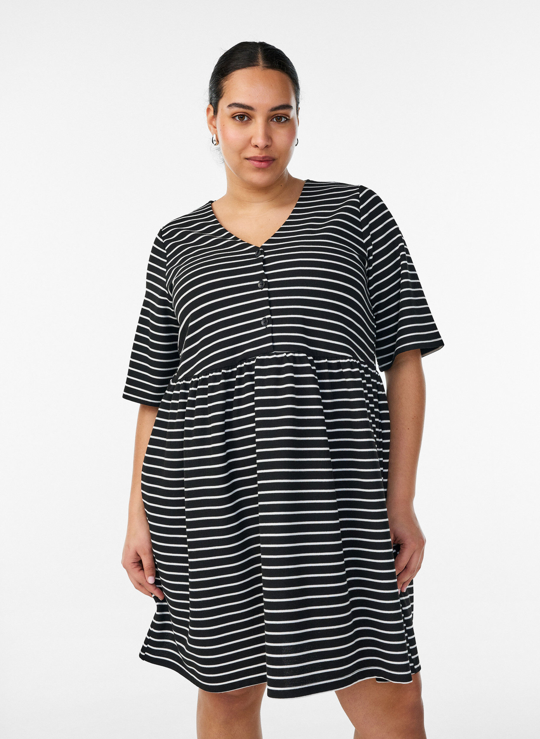 Kl&auml;nning med ribbad textur och empirsk&auml;rning, Vit, Model