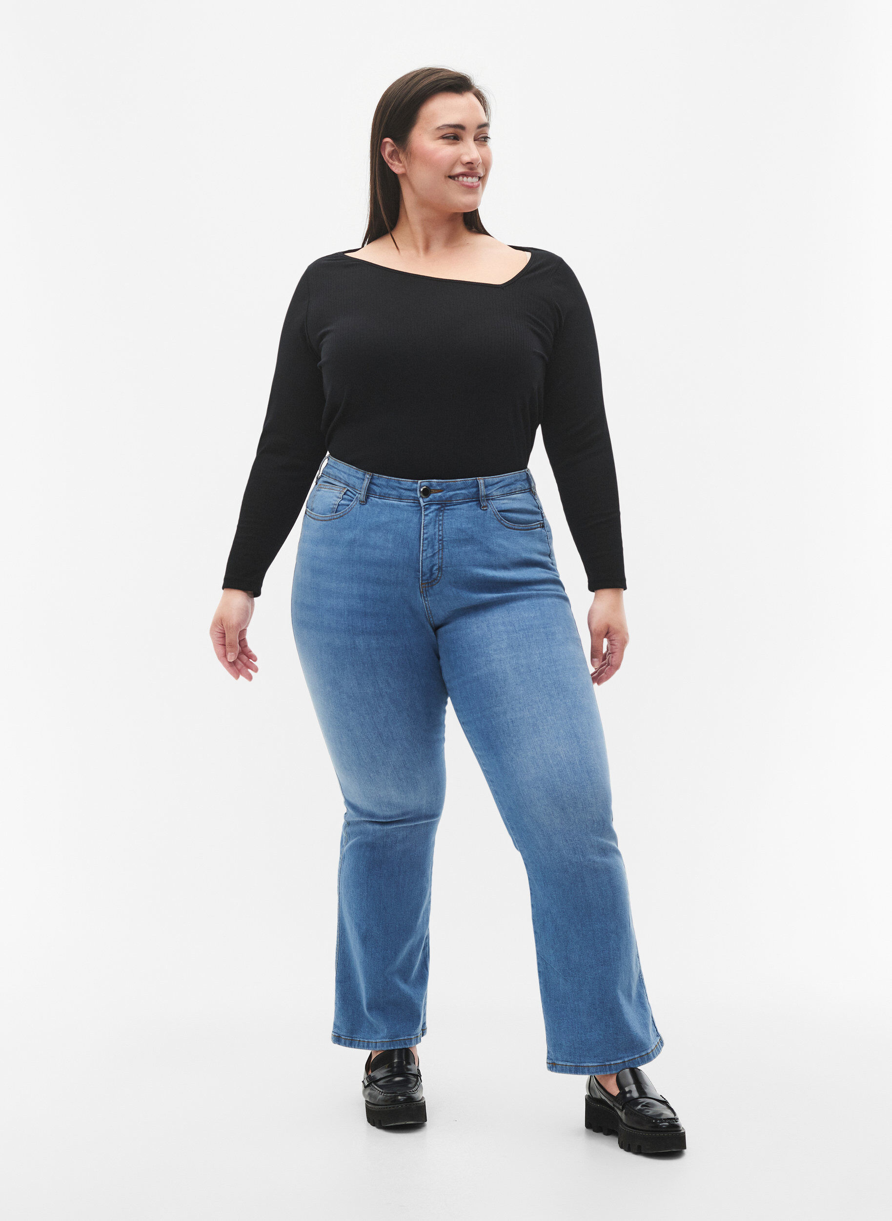 Zizzi L&aring;ng&auml;rmad t-shirt med asymmetrisk sk&auml;rning, Black, Model image number 2