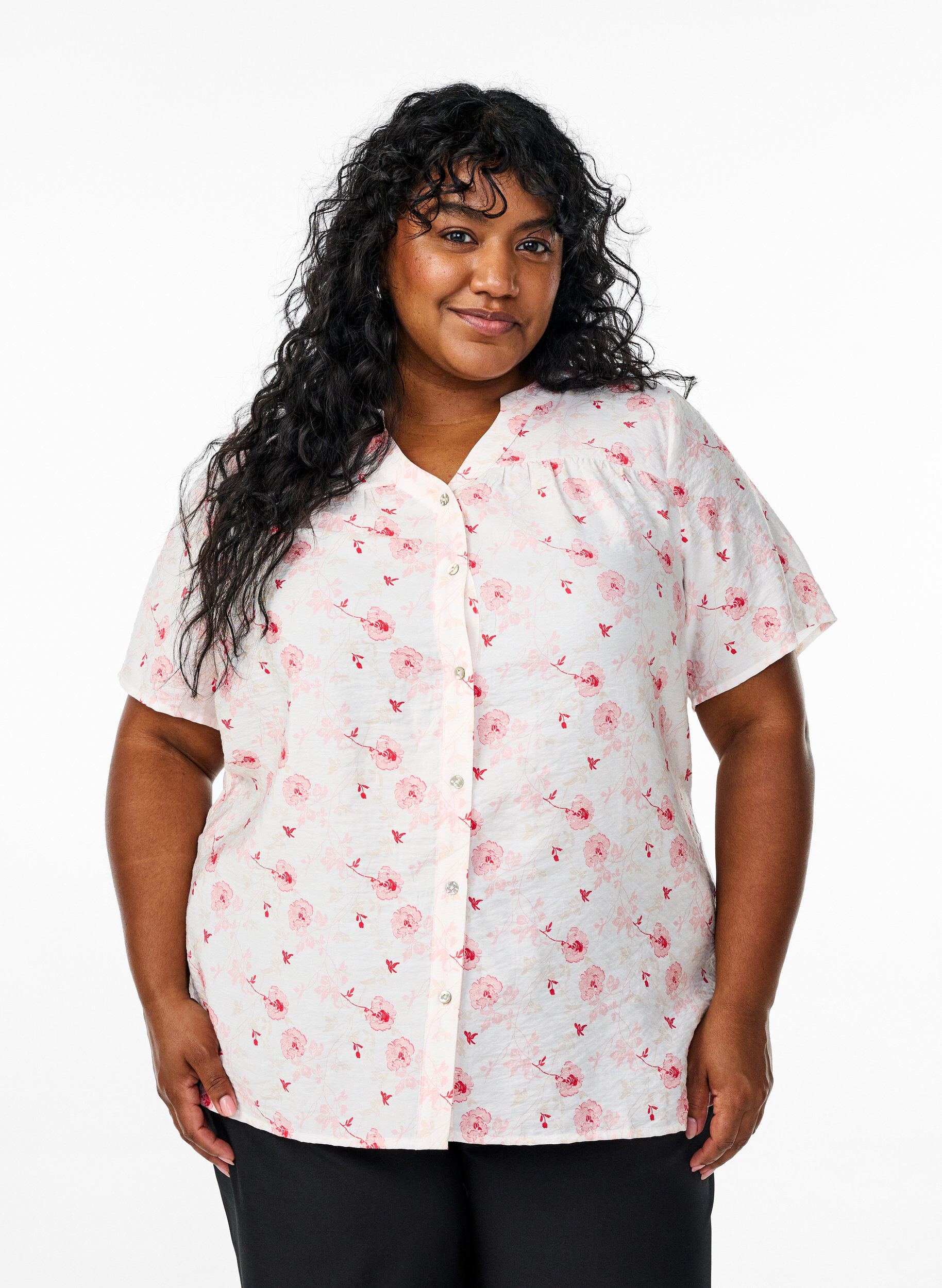 Skjortblus med korta &auml;rmar och blomm&ouml;nster, Rosa, Model