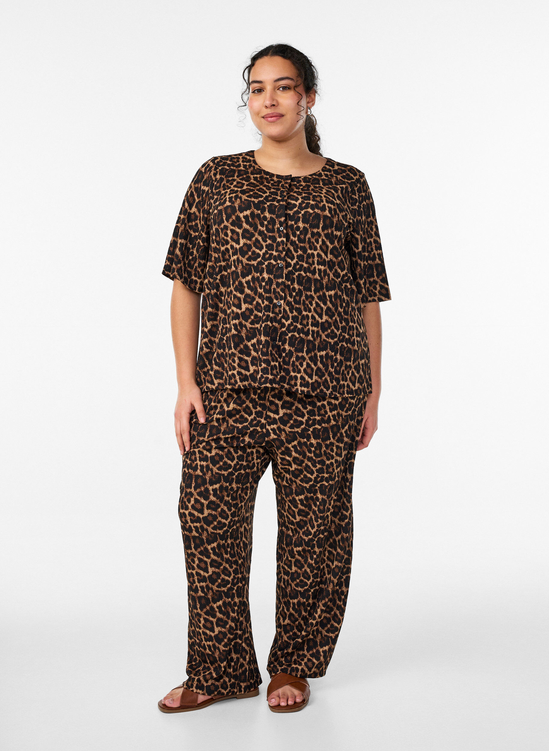 Zizzi Byxor med vida ben i ett l&auml;tt tyg med textur, Svart, Model image number 0