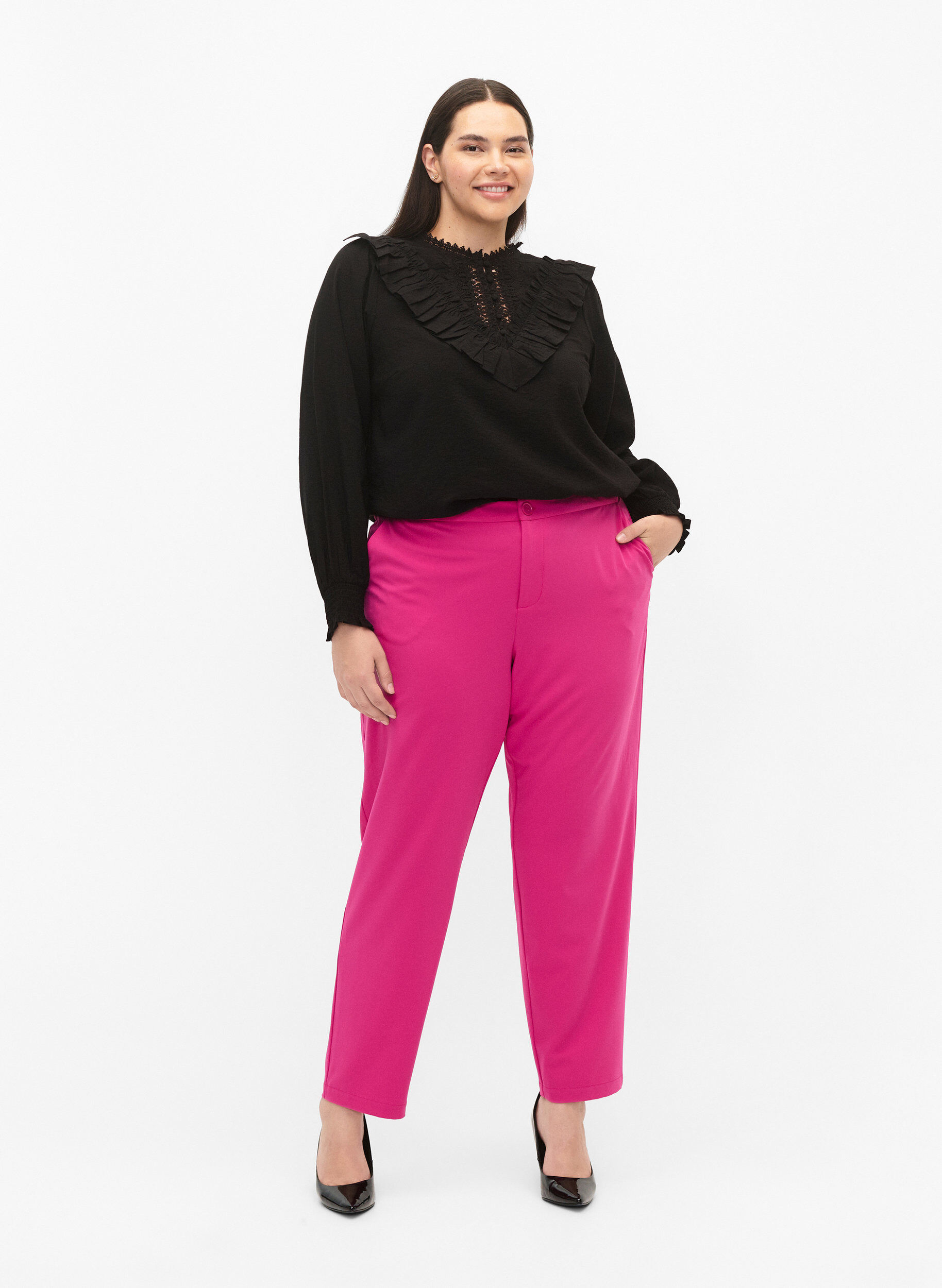 Zizzi Blus i viskos med volanger och broderidetaljer, Black, Model image number 2