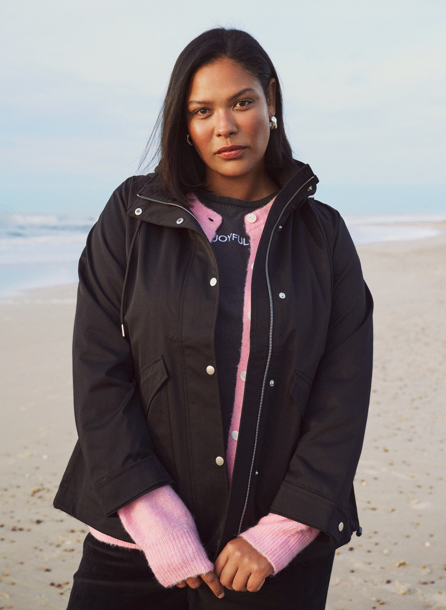 Zizzi Kort v&aring;rjacka med avtagbar huva, Svart, Image image number 0