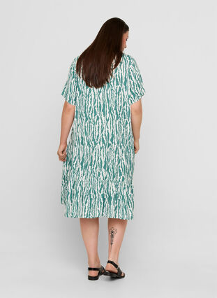 Kortärmad viskosklänning med mönster, Green Animal Print, Model image number 1