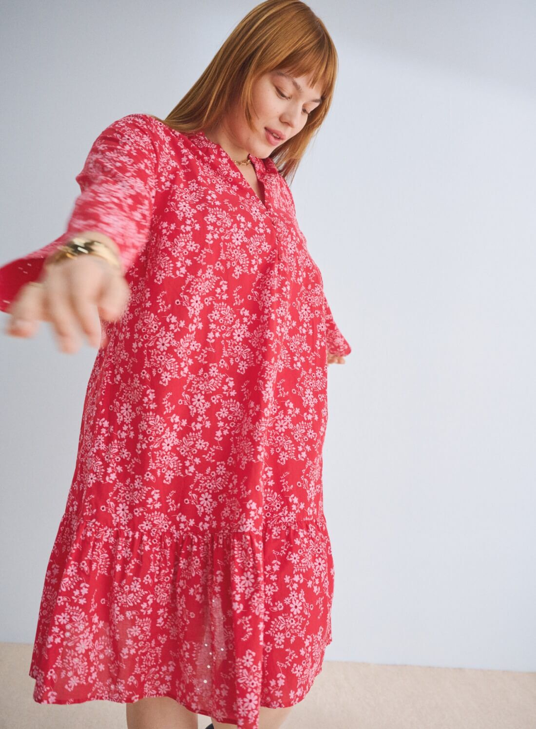 Zizzi Kl&auml;nning i r&ouml;tt med blommor, , Model