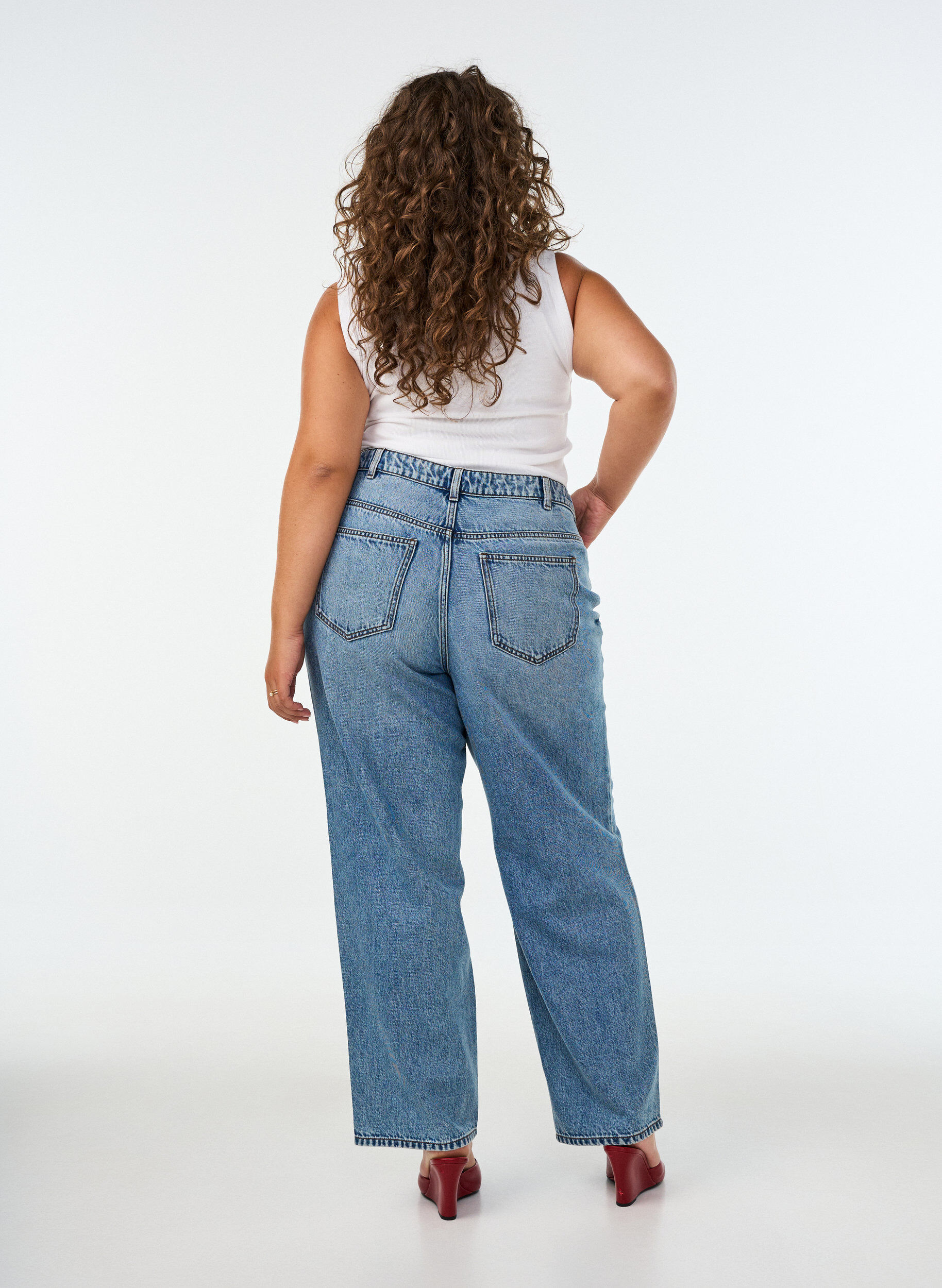ZizziKiana straight fit-jeans med h&ouml;g midja, Bl&aring;, Model image number 1