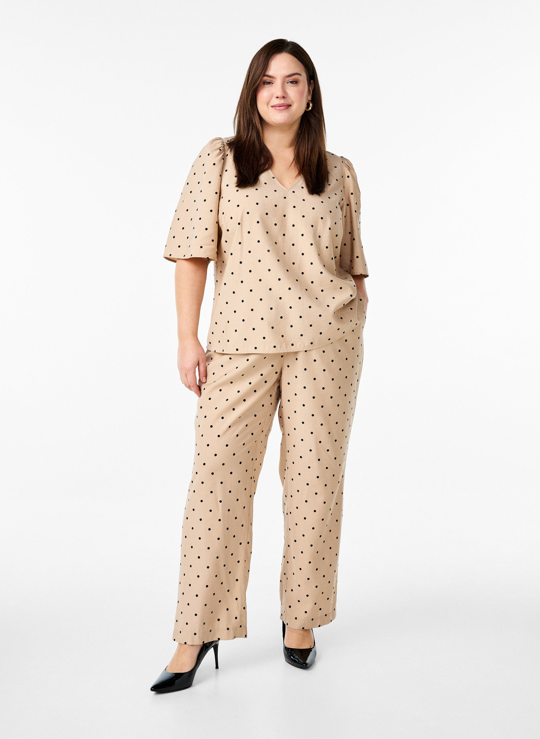 Zizzi Blus med l&ouml;sa &auml;rmar och v-ringning, Beige, Model image number 1