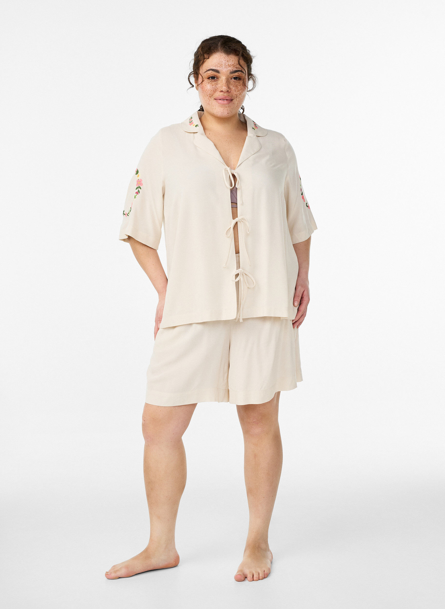 Zizzi Pyjamastopp i viskos med knytning och blommigt m&ouml;nster, Beige, Model image number 1