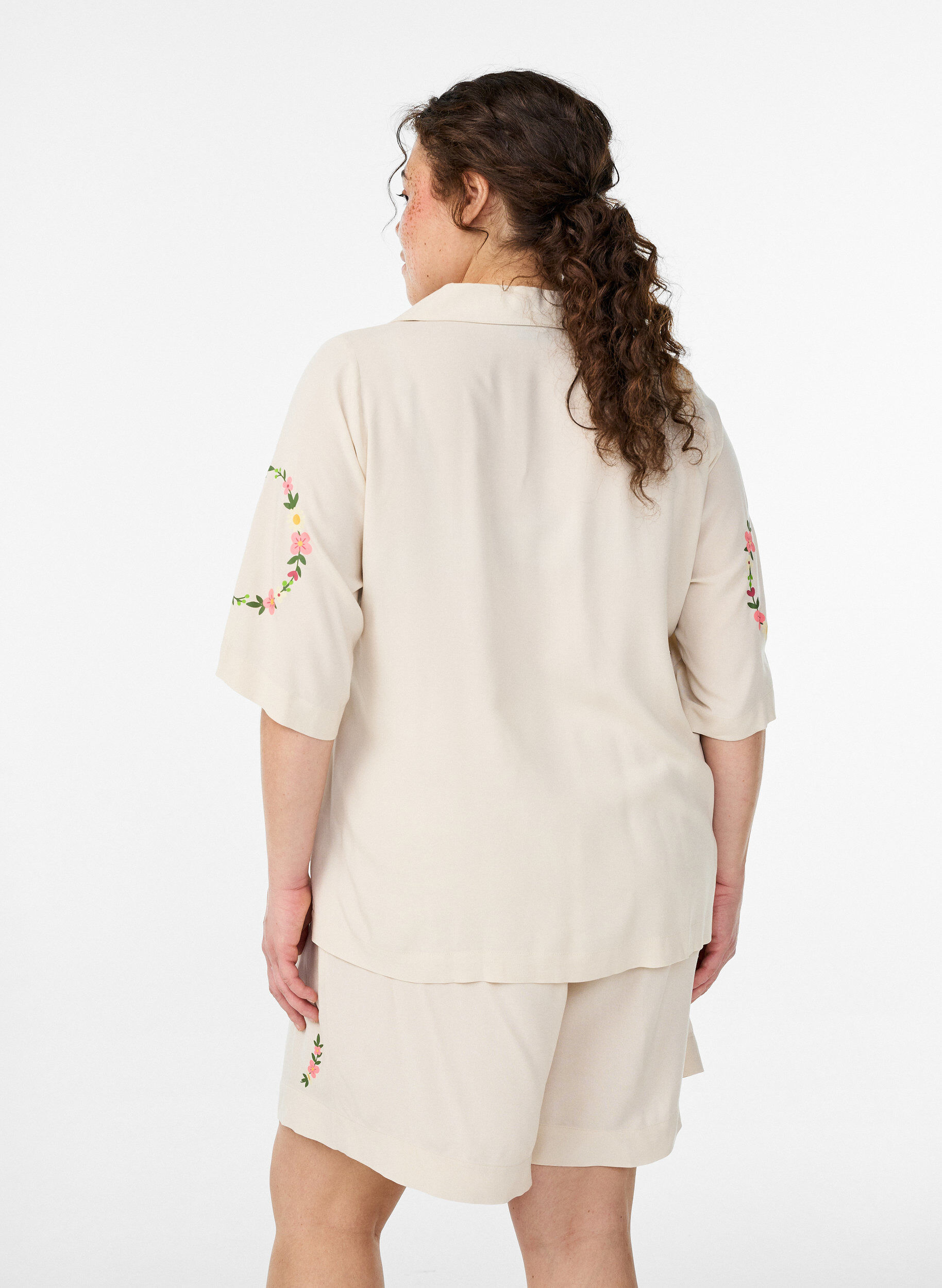 Zizzi Pyjamastopp i viskos med knytning och blommigt m&ouml;nster, Beige, Model image number 2