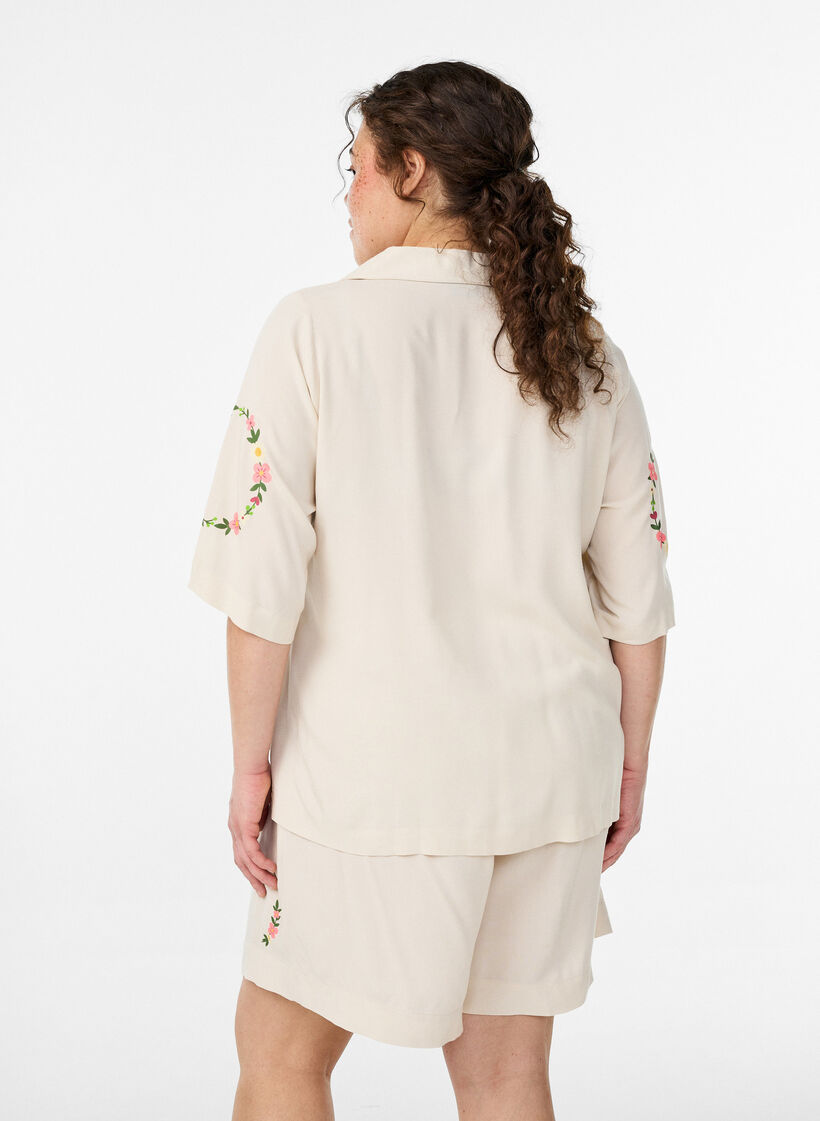 Pyjamastopp i viskos med knytning och blommigt m&ouml;nster, Beige, Model image number 2