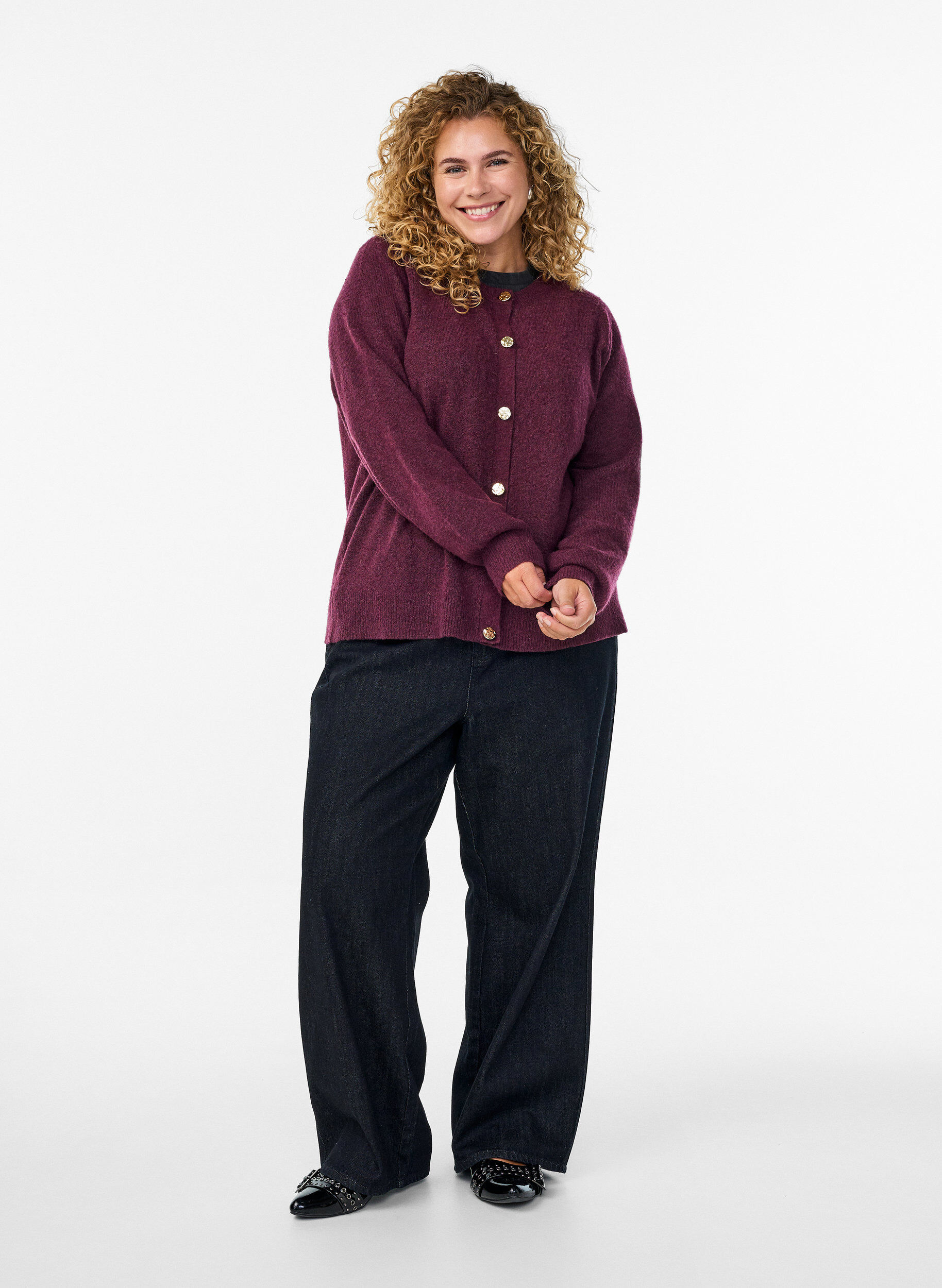 Zizzi Kofta i mjukt stickat med guldf&auml;rgade knappar, M&ouml;rk Bordeaux, Model image number 1