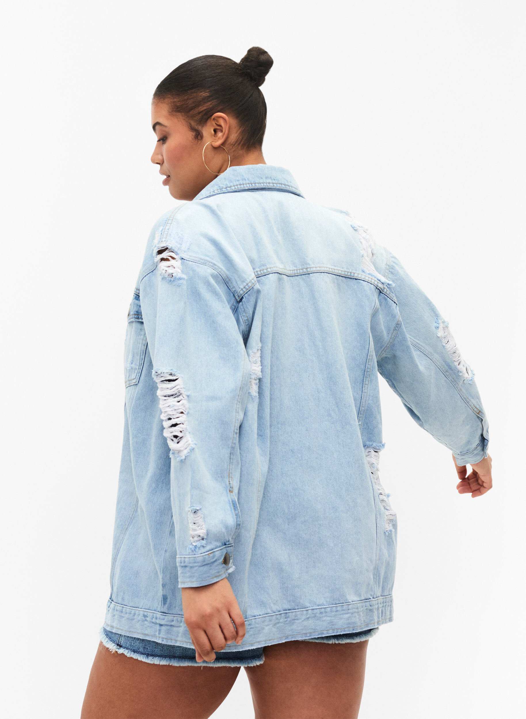 ZizziL&ouml;st sittande jeansjacka med slitdetaljer, Light blue denim, Model image number 1