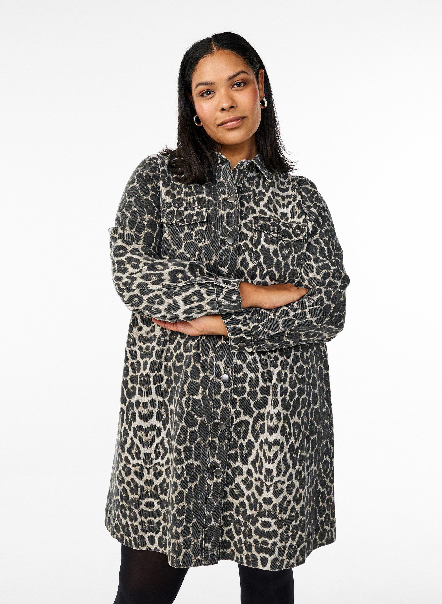 Zizzi L&aring;ng&auml;rmad jeanskl&auml;nning med leopardm&ouml;nster, Brun, Model image number 0