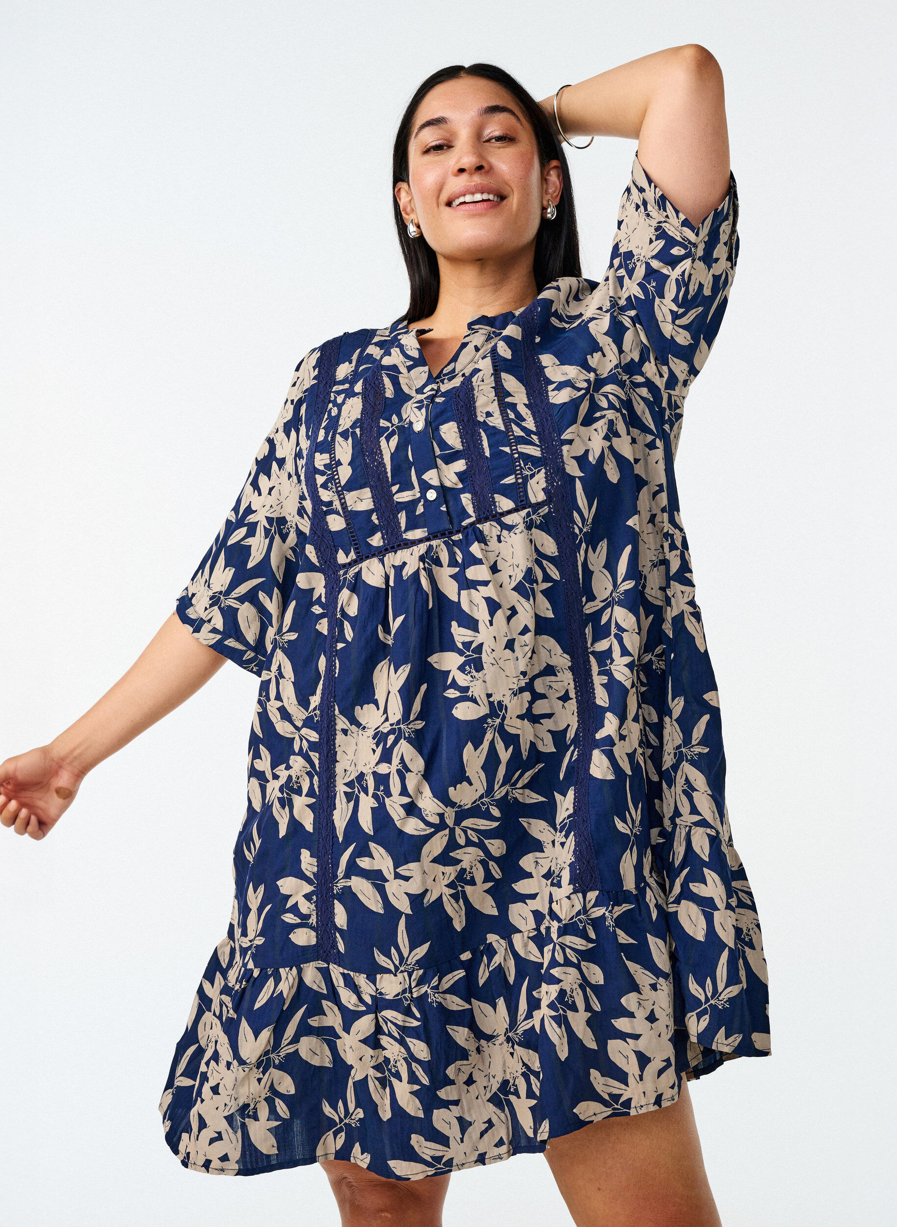 Zizzi Kort kl&auml;nning i viskos med spetskant och a-linjeformad sk&auml;rning, Bl&aring;, Image image number 0