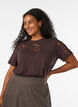 T-shirt i bomull med spetsapplikationer, Brun, Model image number 0