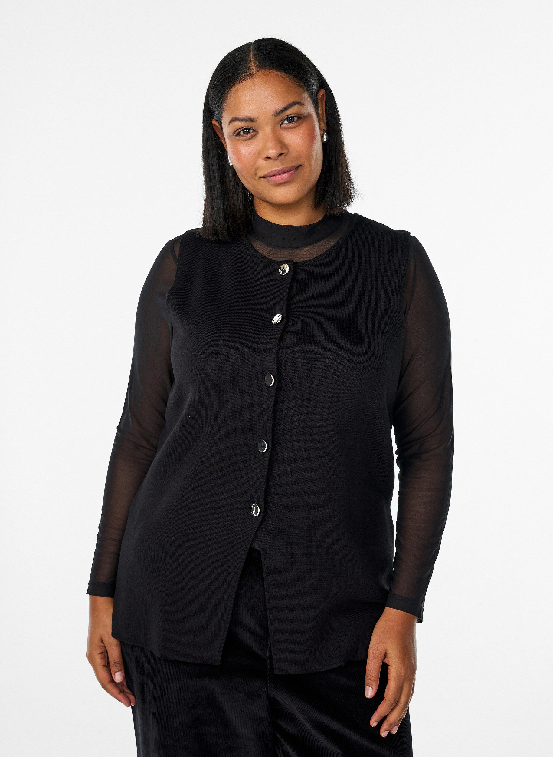 Zizzi&Auml;rml&ouml;s stickad v&auml;st med dekorativa knappar, Svart, Model image number 0