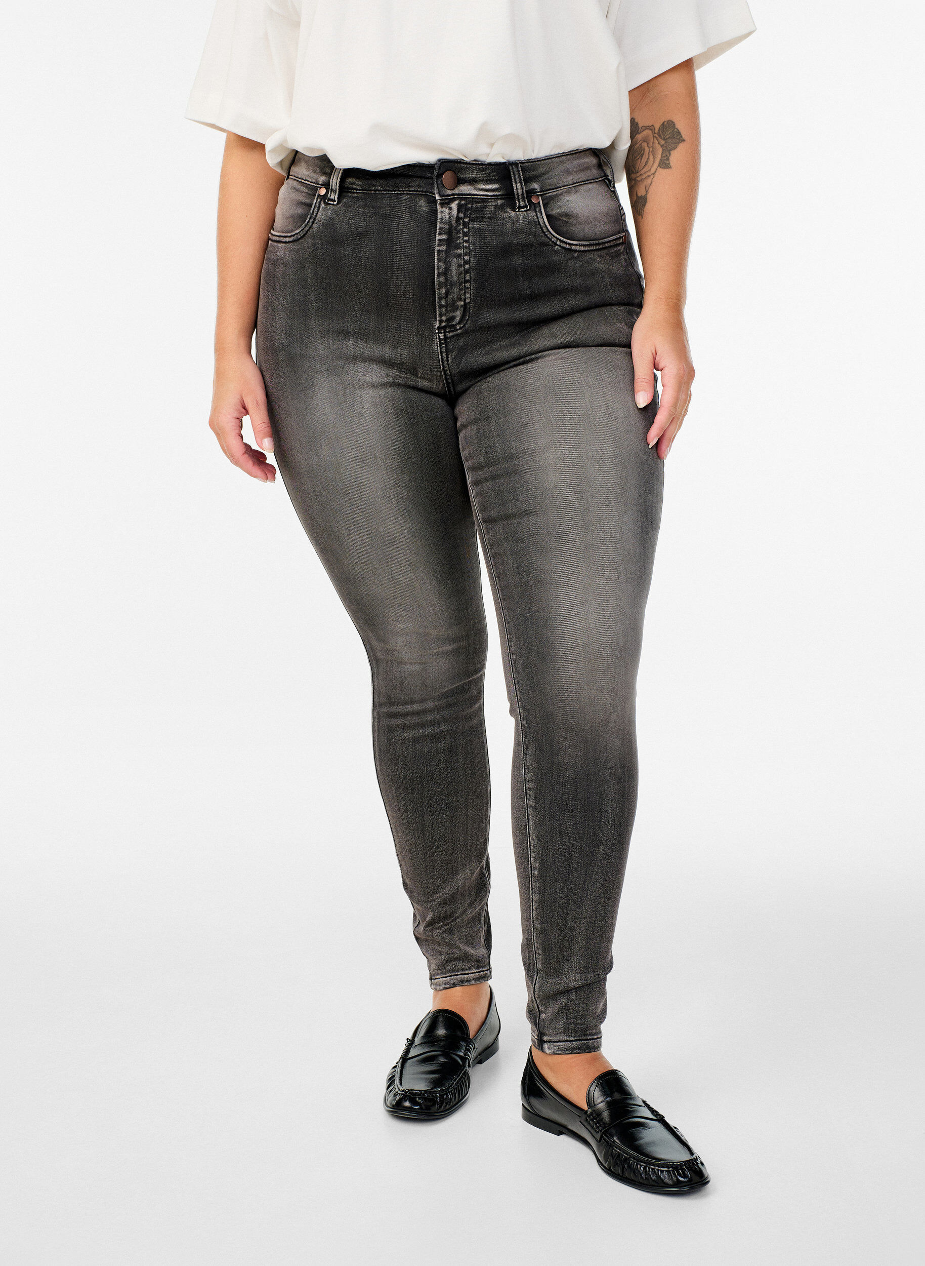 Zizzi Supersmala Amy-jeans med h&ouml;g midja, Gr&aring;, Model image number 2