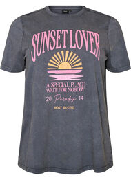 T-shirt i bomull med tryck framtill och en tv&auml;ttad look, Gr&aring;