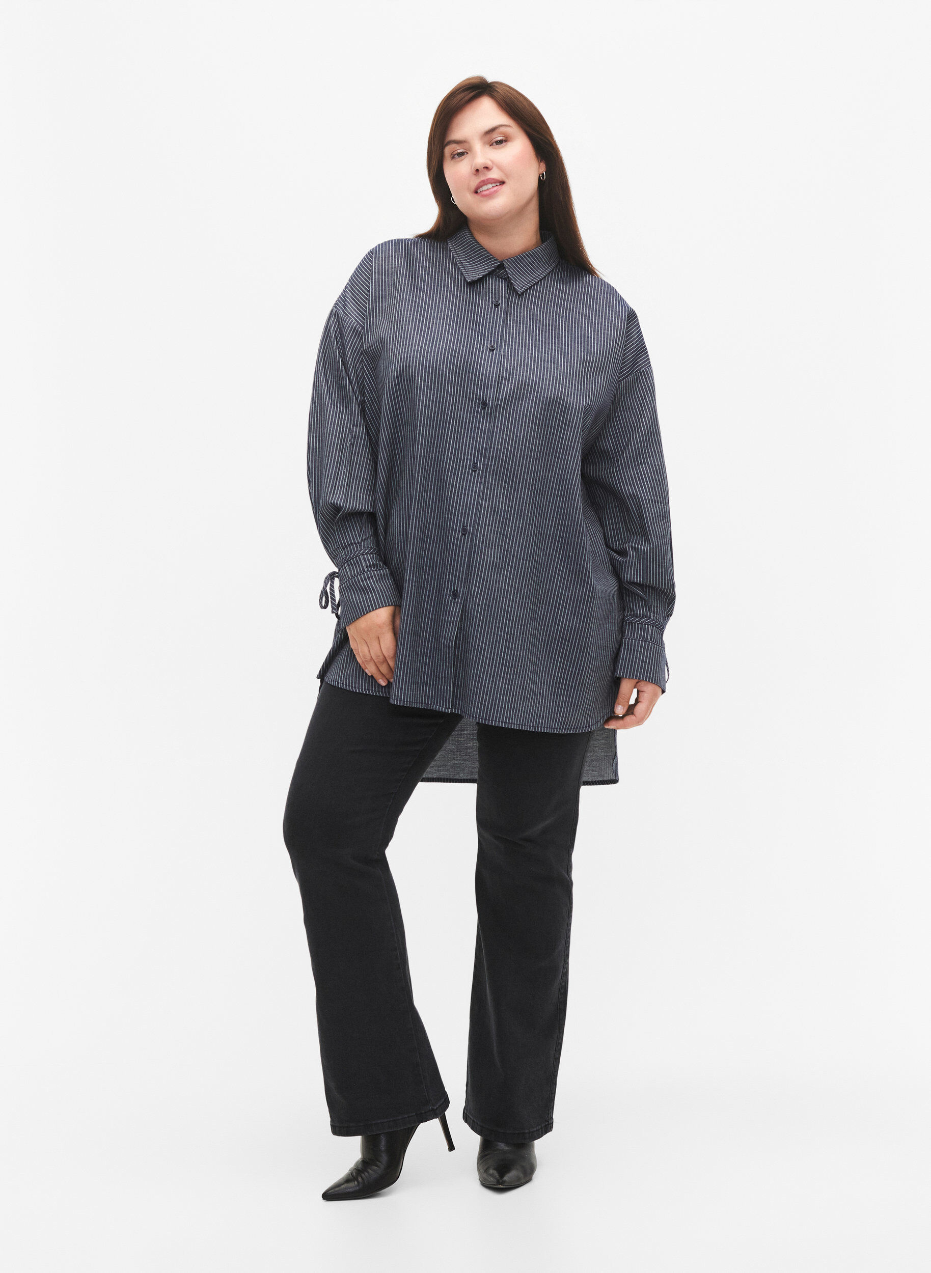 Zizzi Skjorta med knytning p&aring; &auml;rmen, Navy Stripe, Model image number 3