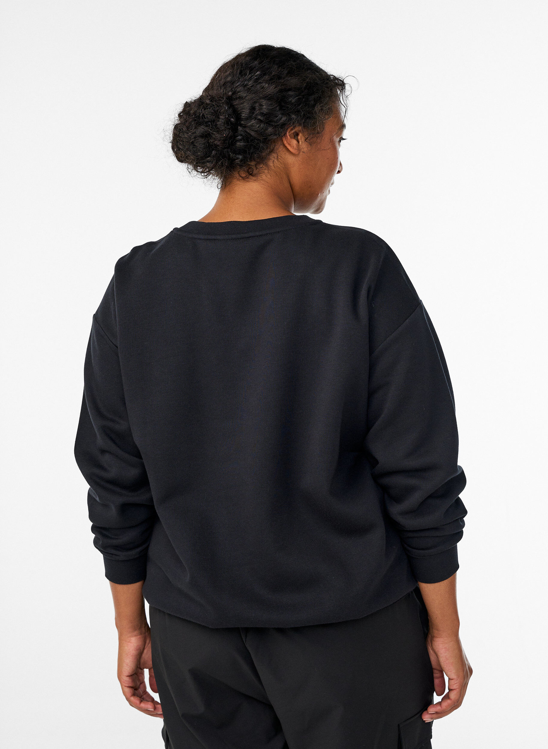 Zizzi Sweatshirt med statementdetalj, Svart, Model image number 2