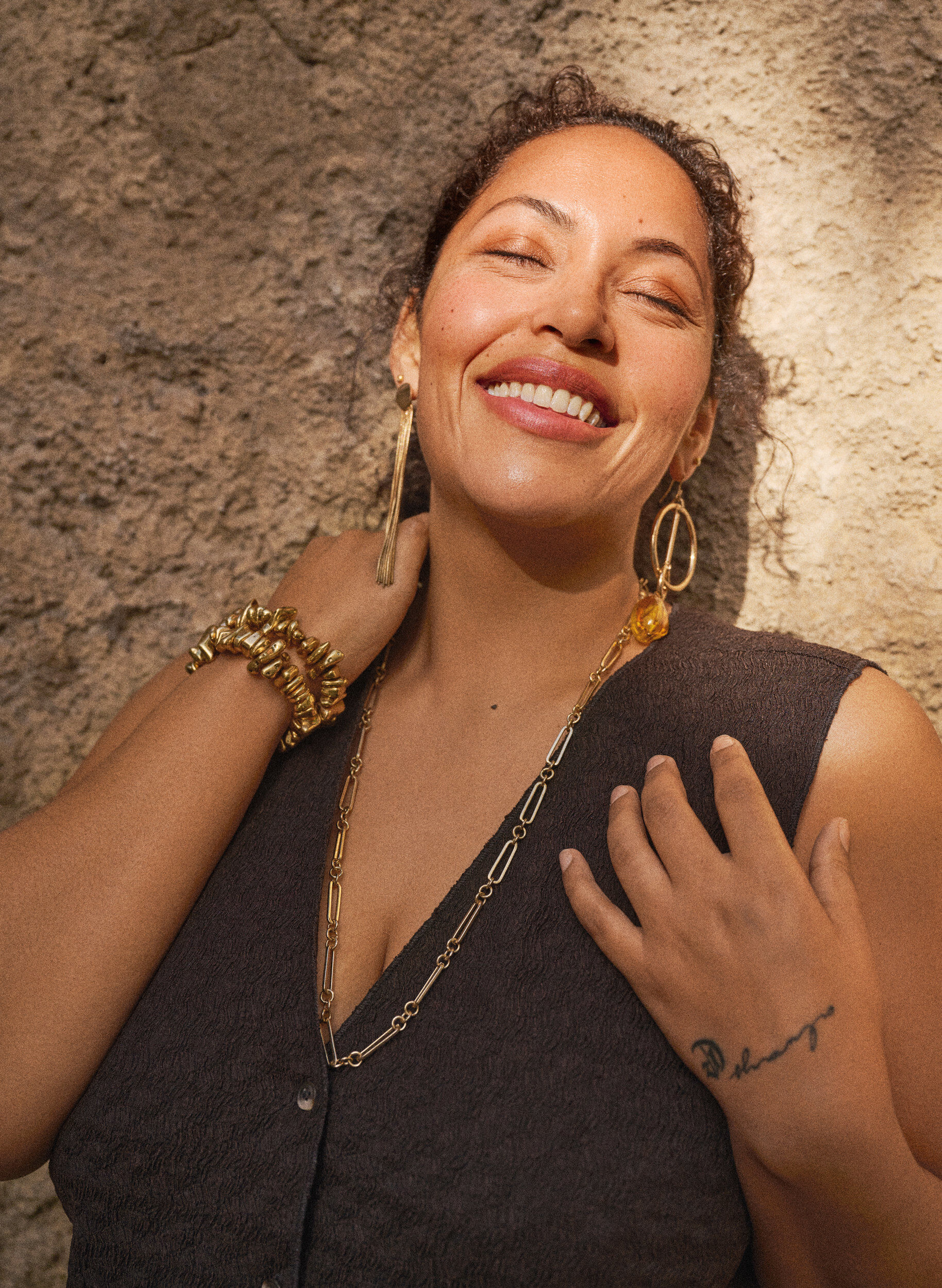 Zizzi &Auml;rml&ouml;s topp med v&aring;gig struktur och kn&auml;ppning, Brun, Image image number 0