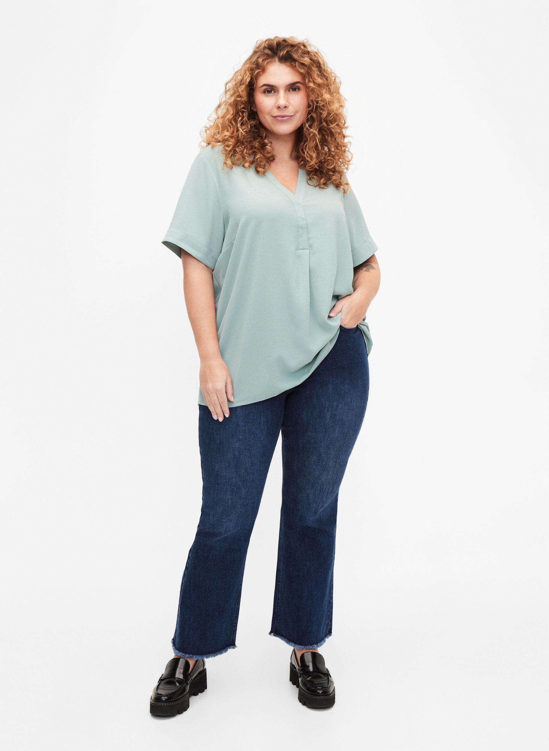 Zizzi Kort&auml;rmad blus med v-ringning, Gr&ouml;n, Model image number 1