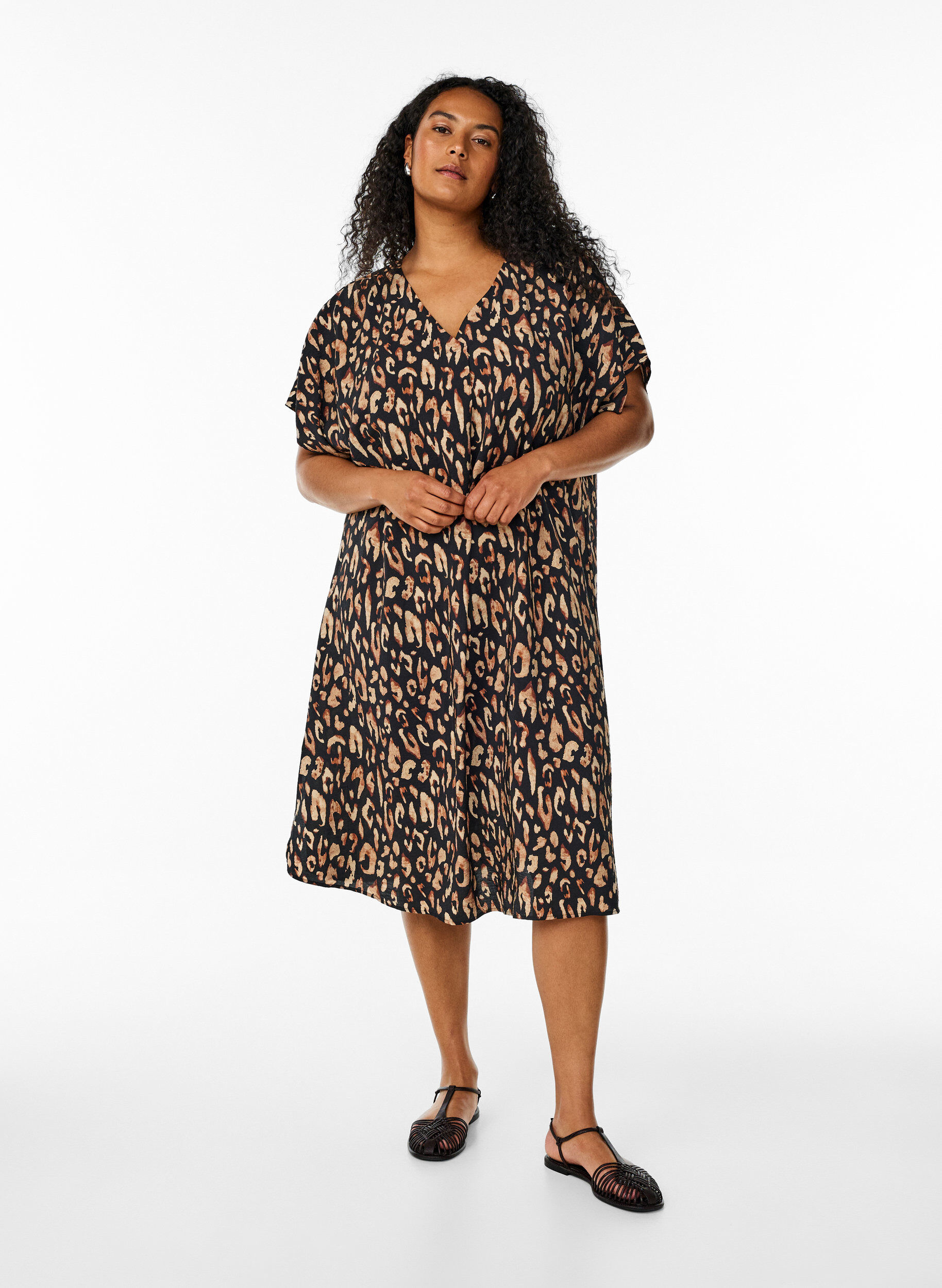 Zizzi Kl&auml;nning med v-ringning i viskos, Svart, Model image number 1