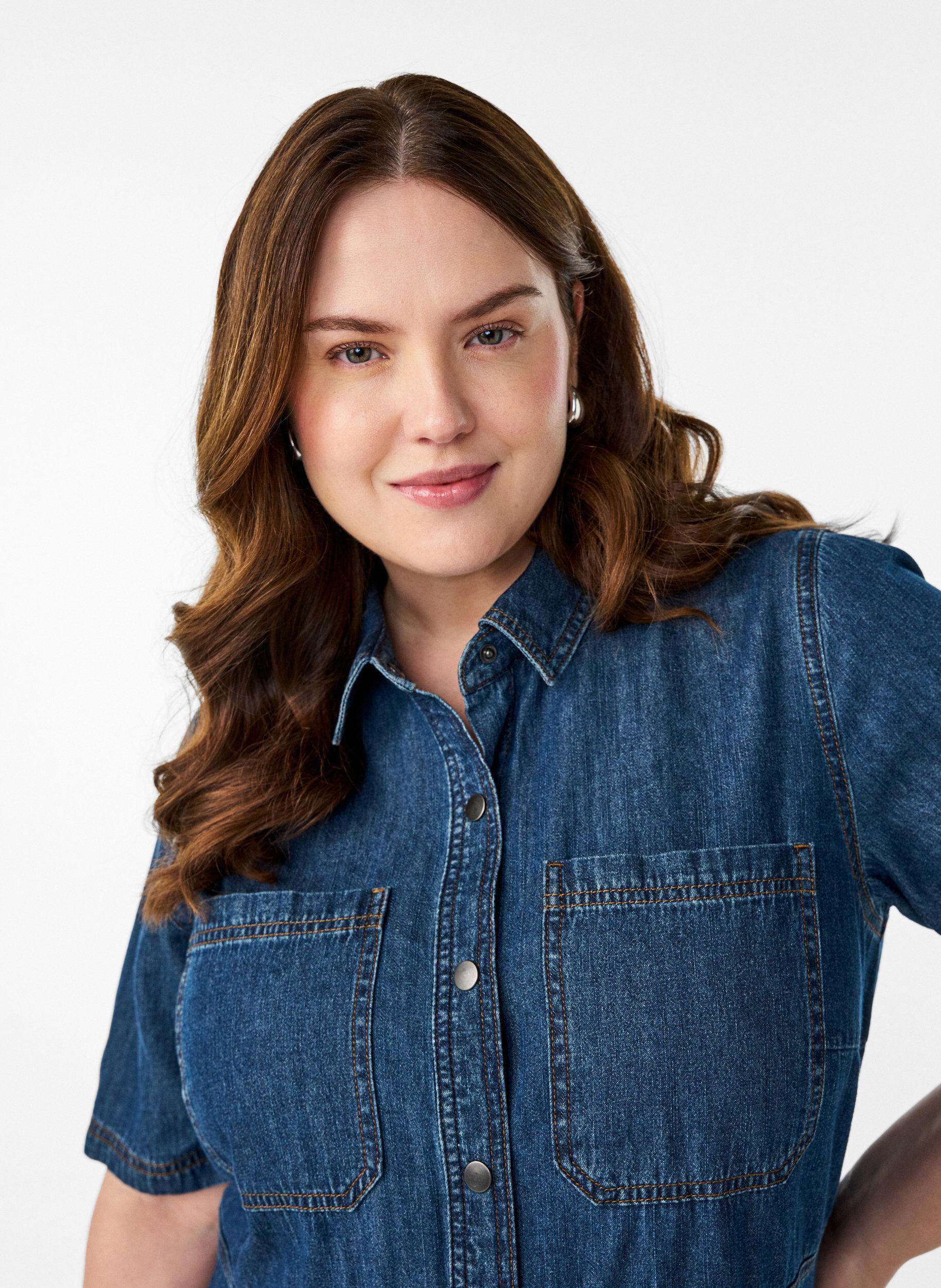 Zizzi Skjortkl&auml;nning i jeanstyg med korta &auml;rmar, Bl&aring;, Model image number 2