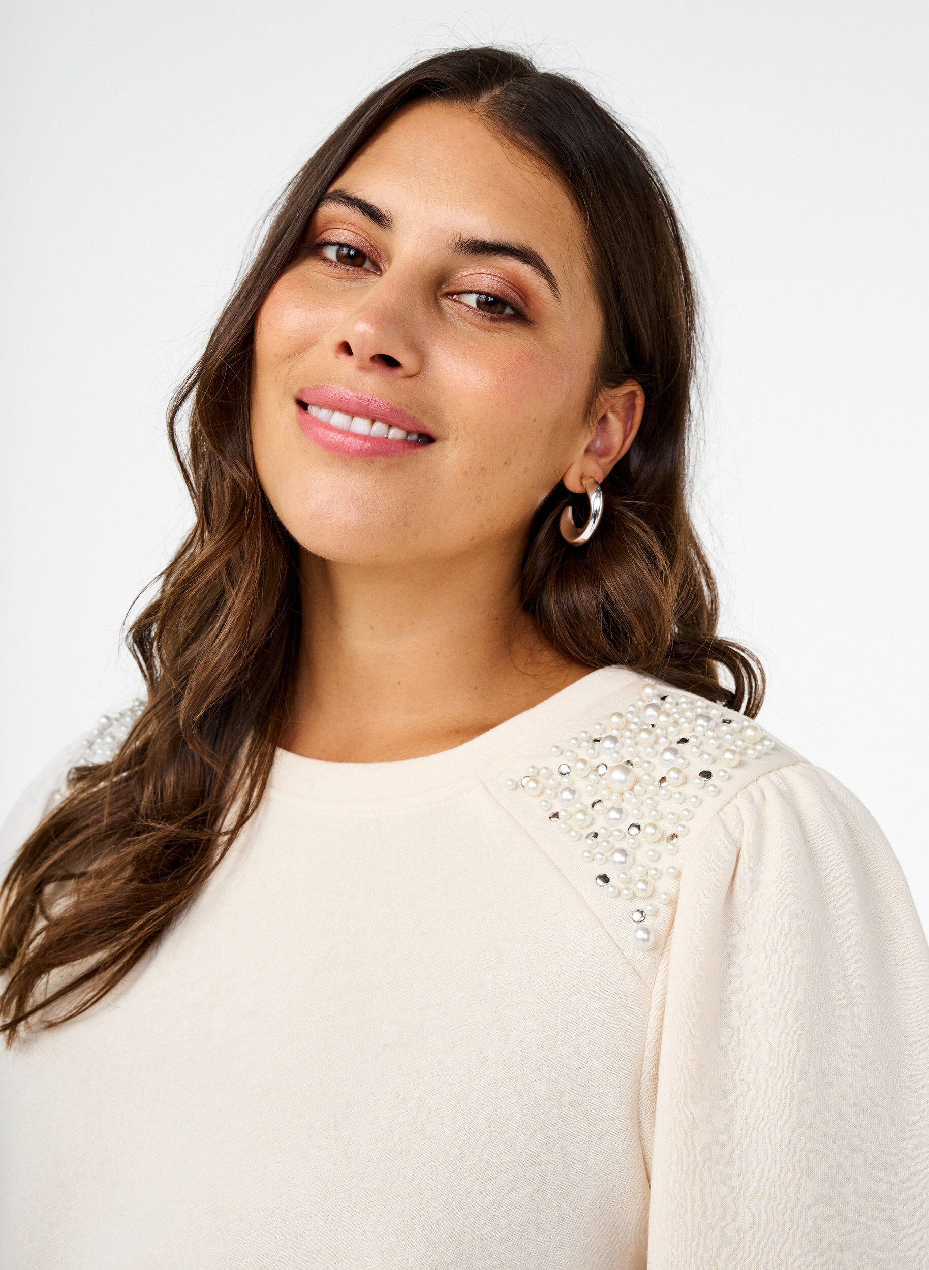 Zizzi Sweatshirt med p&auml;rldetaljer, Buttercream, Model image number 2