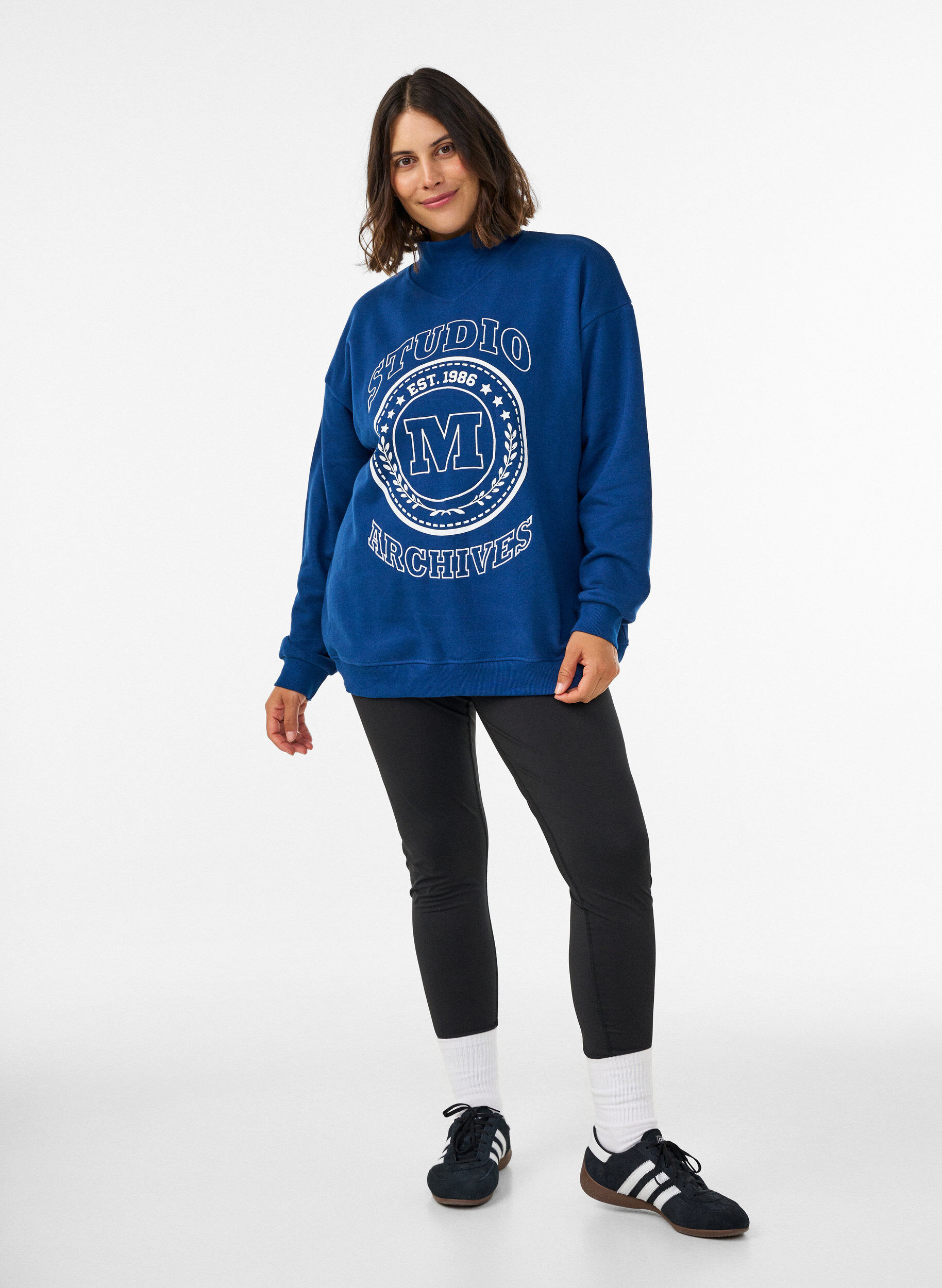 ZizziSweatshirt med h&ouml;g krage och sportigt motiv framtill, Bl&aring;, Model image number 1