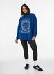 Sweatshirt med h&ouml;g krage och sportigt motiv framtill, Bl&aring;, Model image number 1