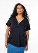 T-shirt med knappdetalj, Svart, Model image number 0