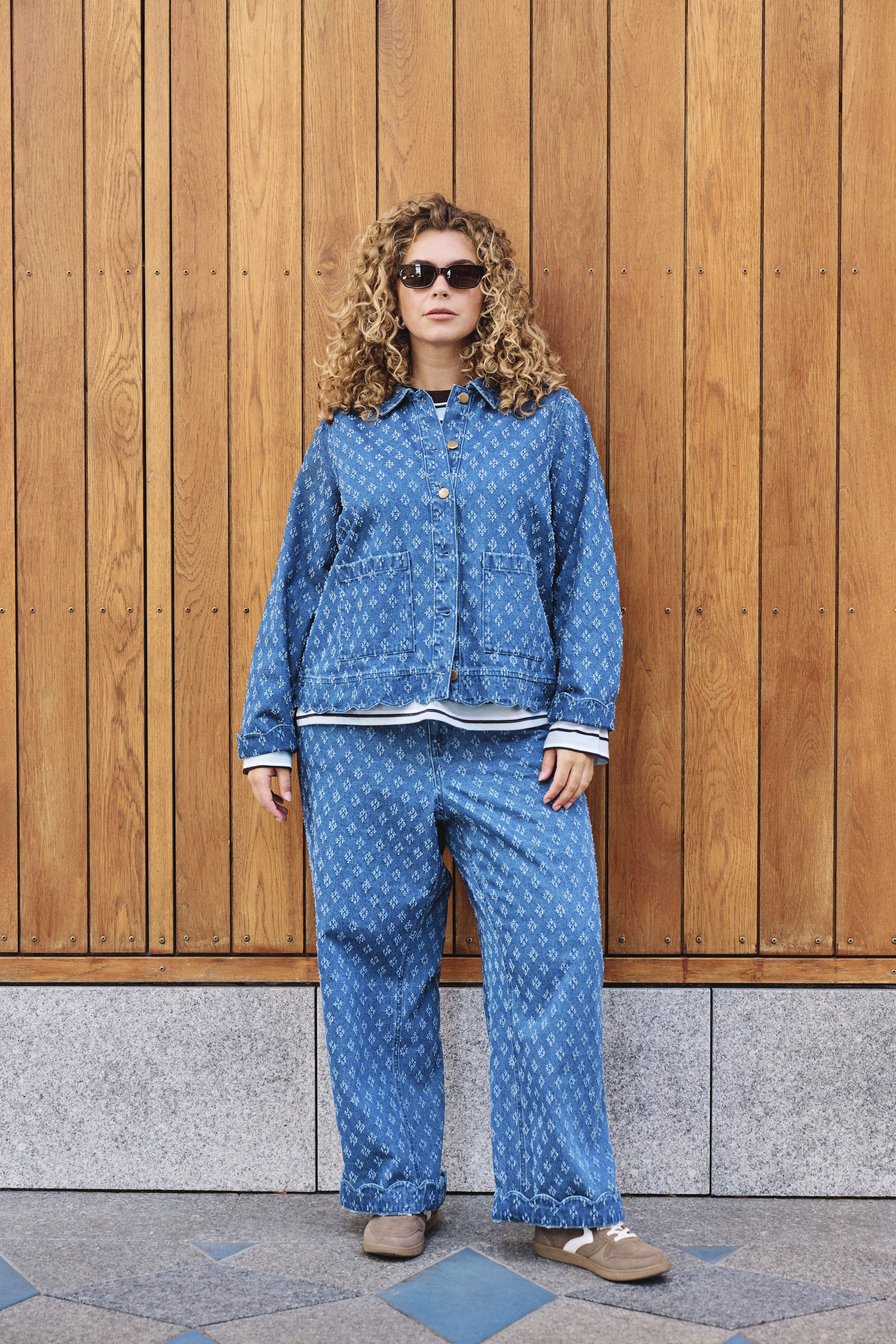 ZizziAvslappnad bl&aring; denimstil, , Model