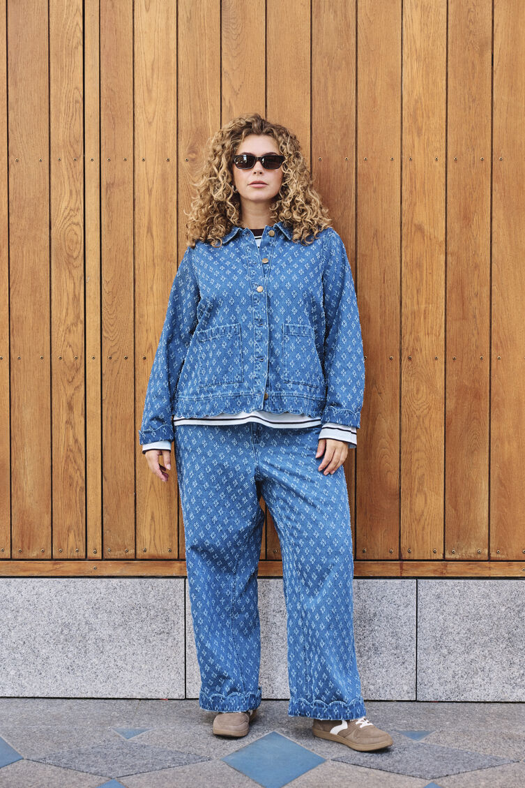 Avslappnad bl&aring; denimstil, , Model
