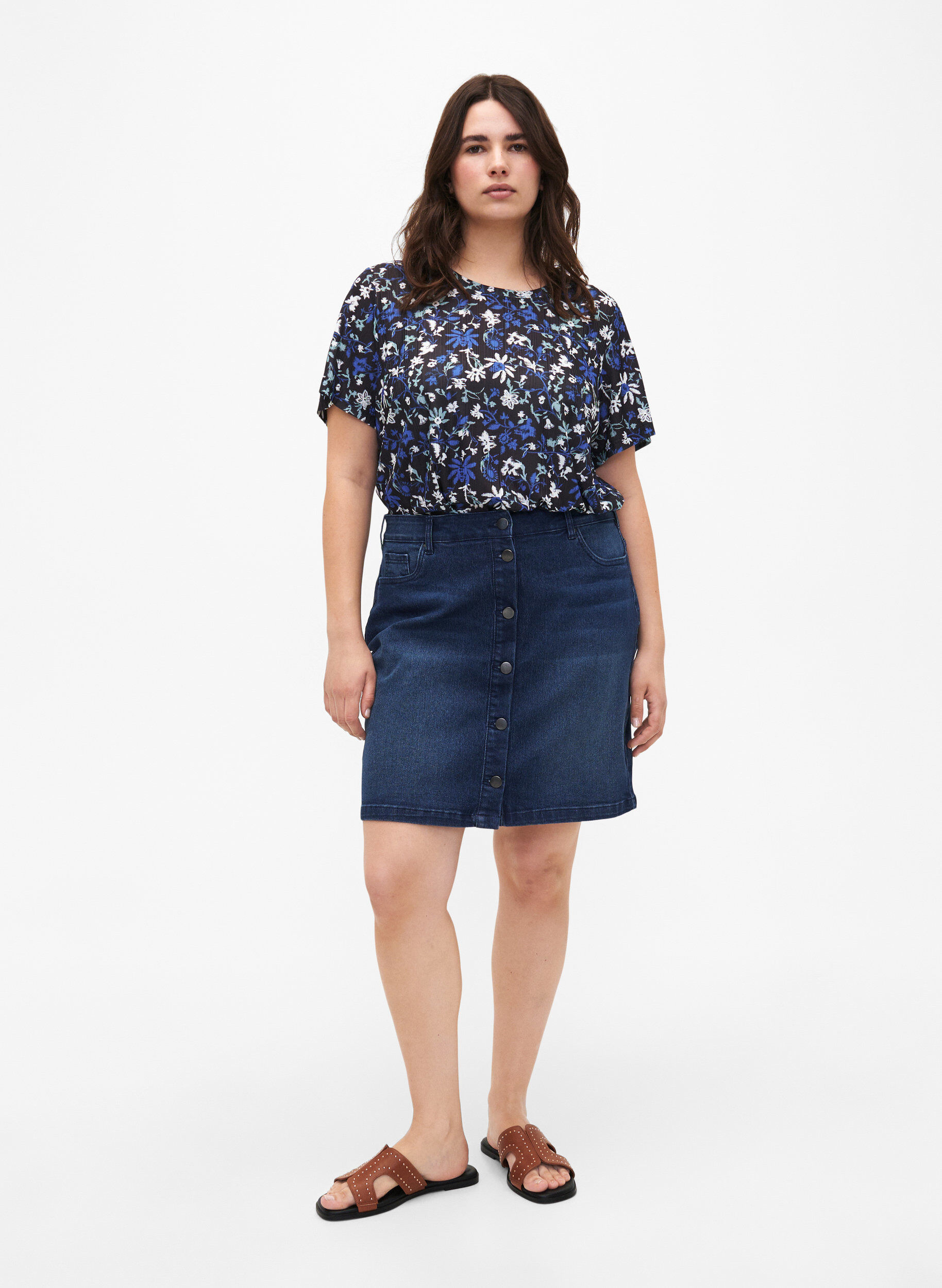 Zizzi FLASH - t-shirt med blommigt tryck, Black Blue Green AOP, Model image number 2