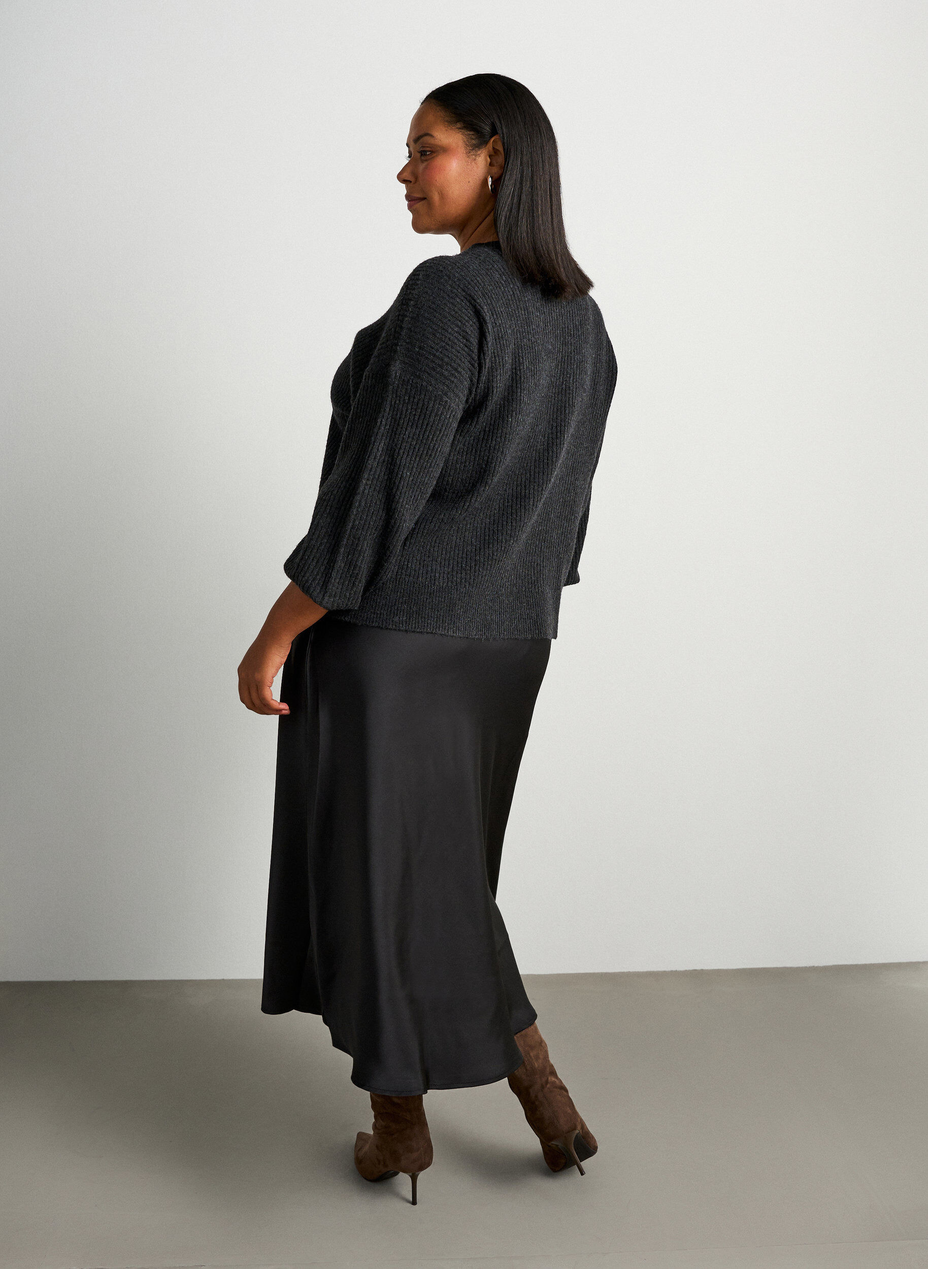 ZizziMidikjol i satin, Svart, Model image number 2
