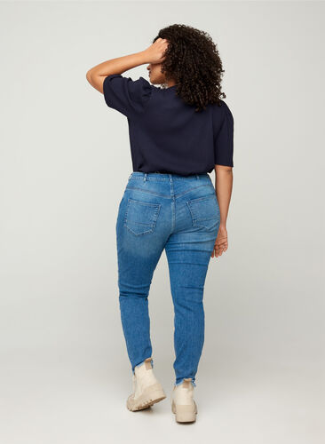 Croppade Amy jeans med råa kanter, Blue denim, Model image number 0