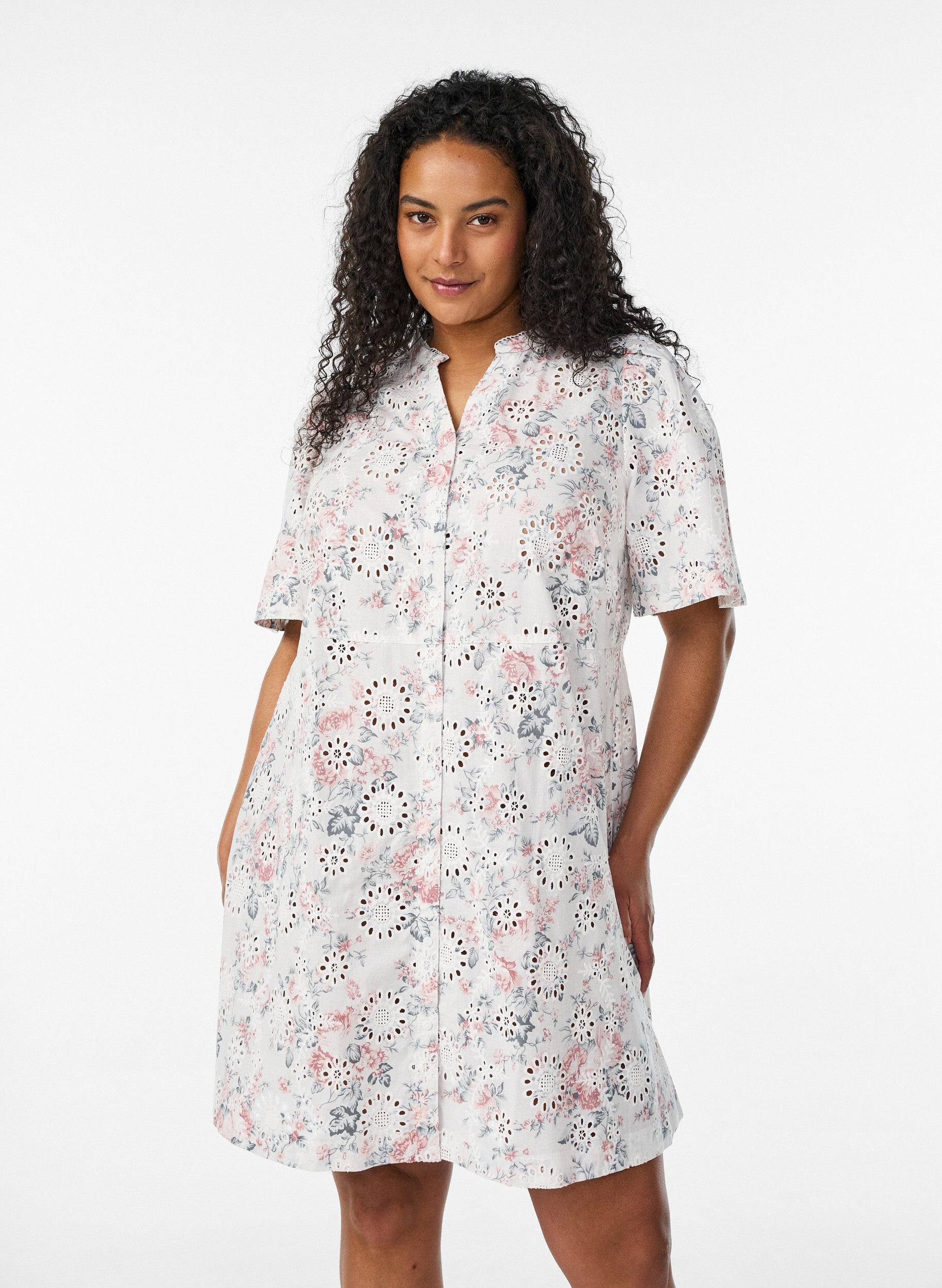 Kl&auml;nning i bomull med blommigt tryck och broderie anglaise, Vanilla, Model