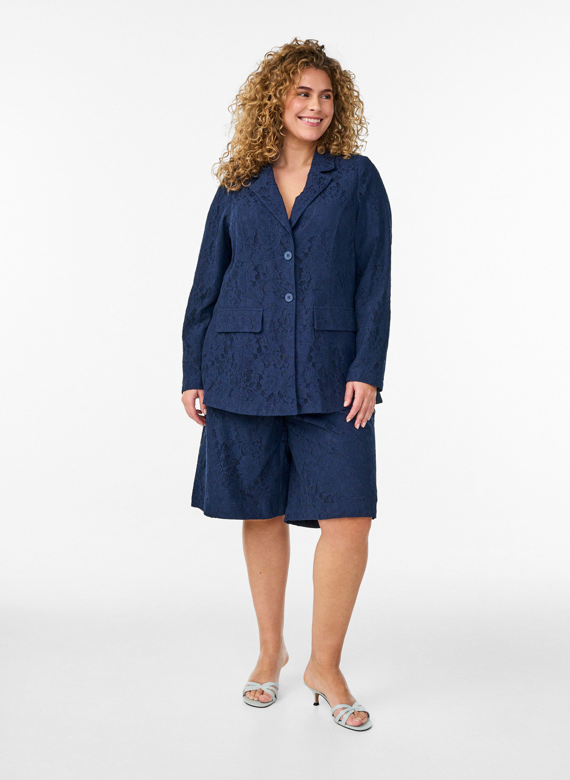 Zizzi Bermudashorts i spets med h&ouml;g midja, Bl&aring;, Model image number 1