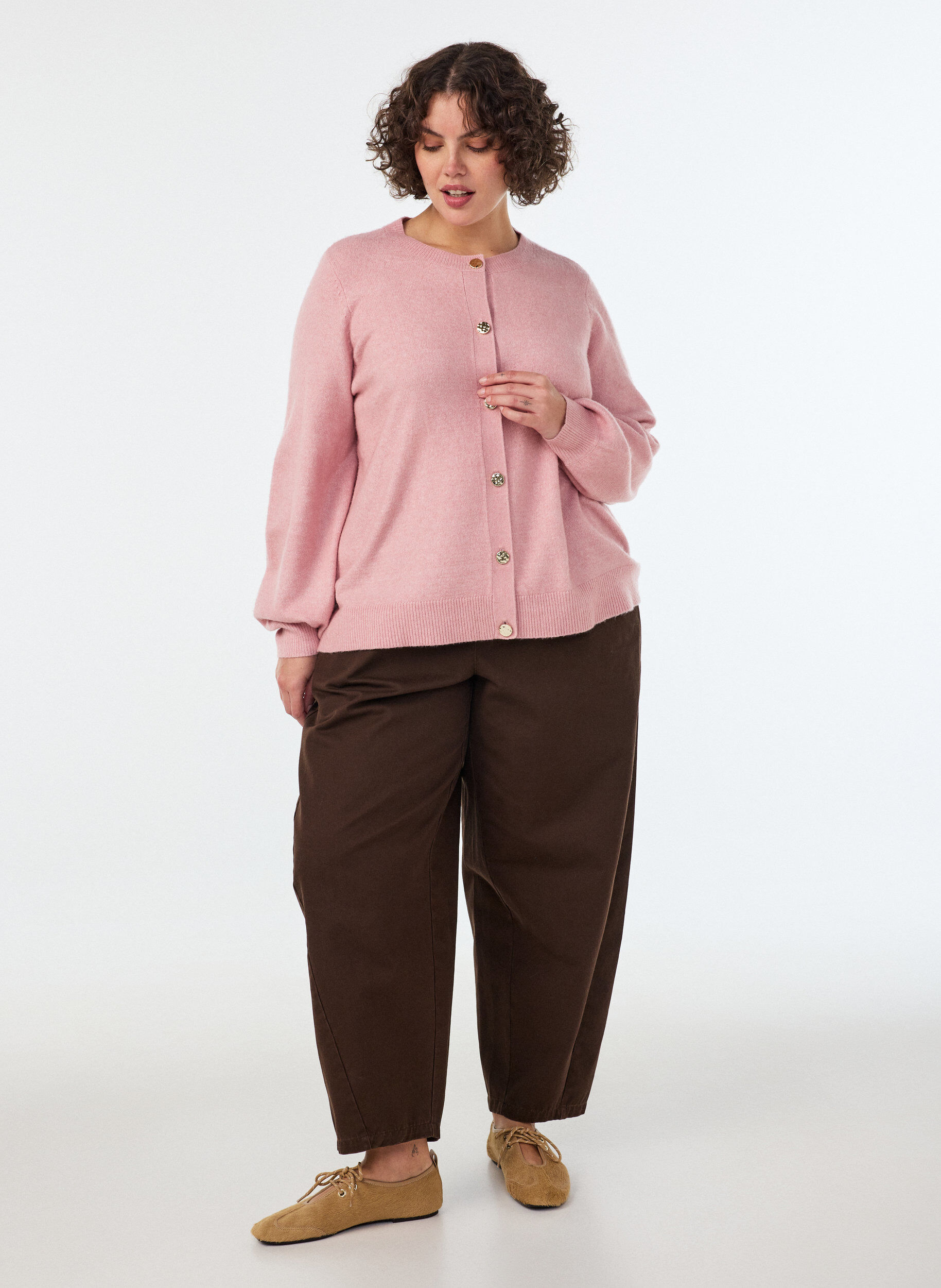 ZizziKofta i mjukt stickat med guldf&auml;rgade knappar, Rosa, Model image number 1
