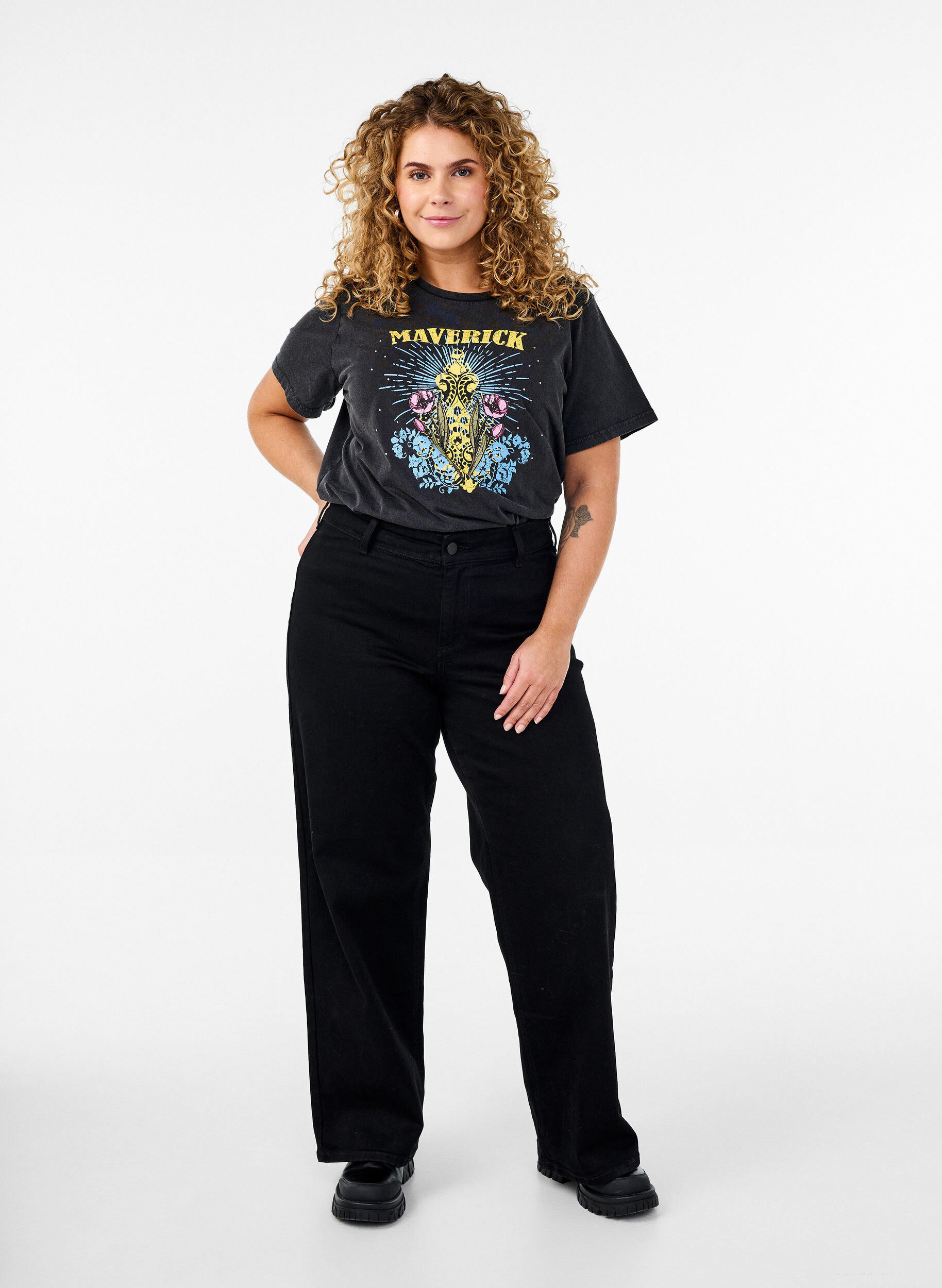 Zizzi T-shirt i ekologisk bomull med grafiskt tryck, Gr&aring;, Model image number 1