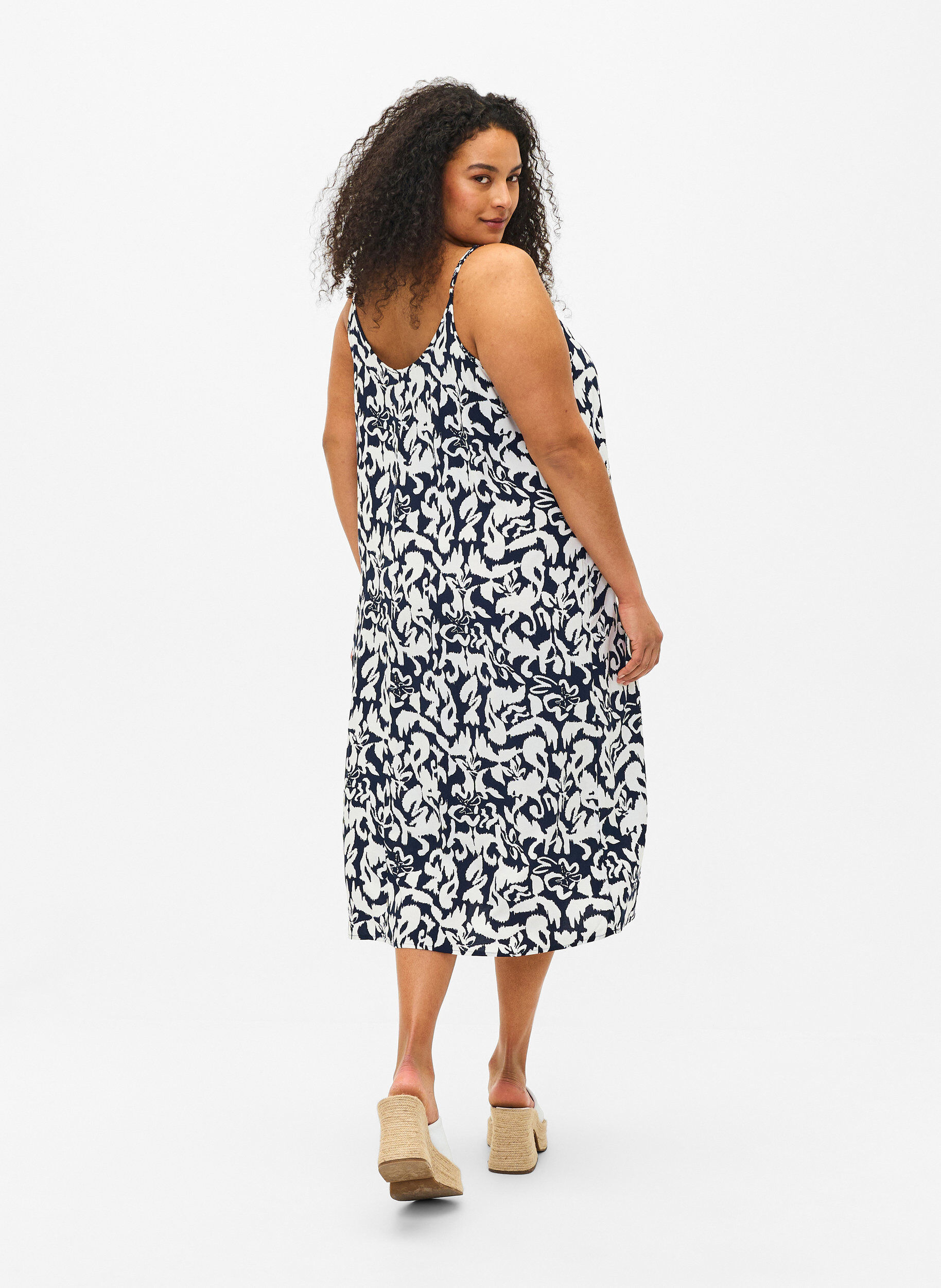 Zizzi Slipkl&auml;nning i viskos med tryck, Navy Bl. Ethnic AOP, Model image number 1
