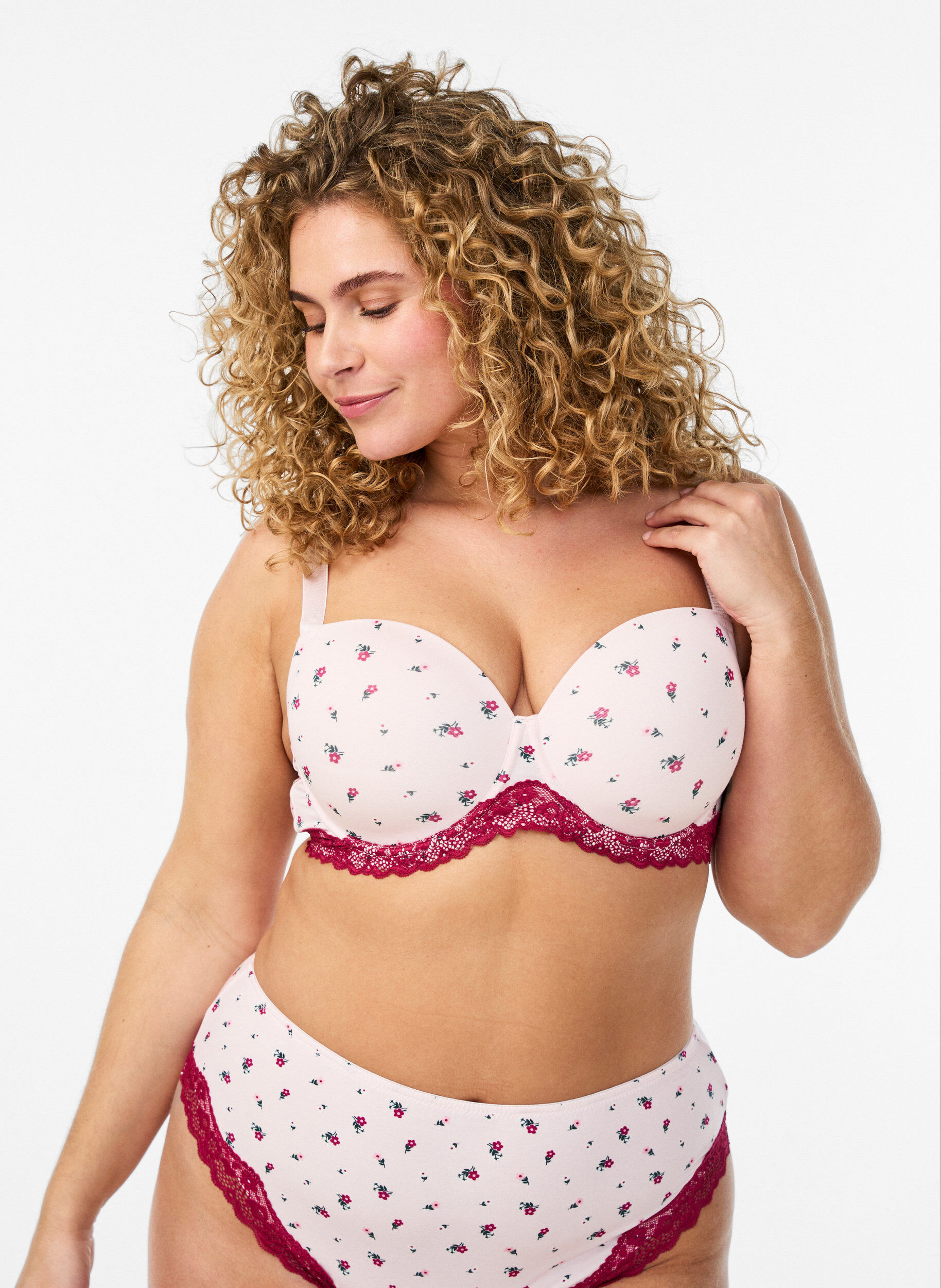 ZizziFormpressad BH med blommigt m&ouml;nster och spets, Rosa, Model image number 0