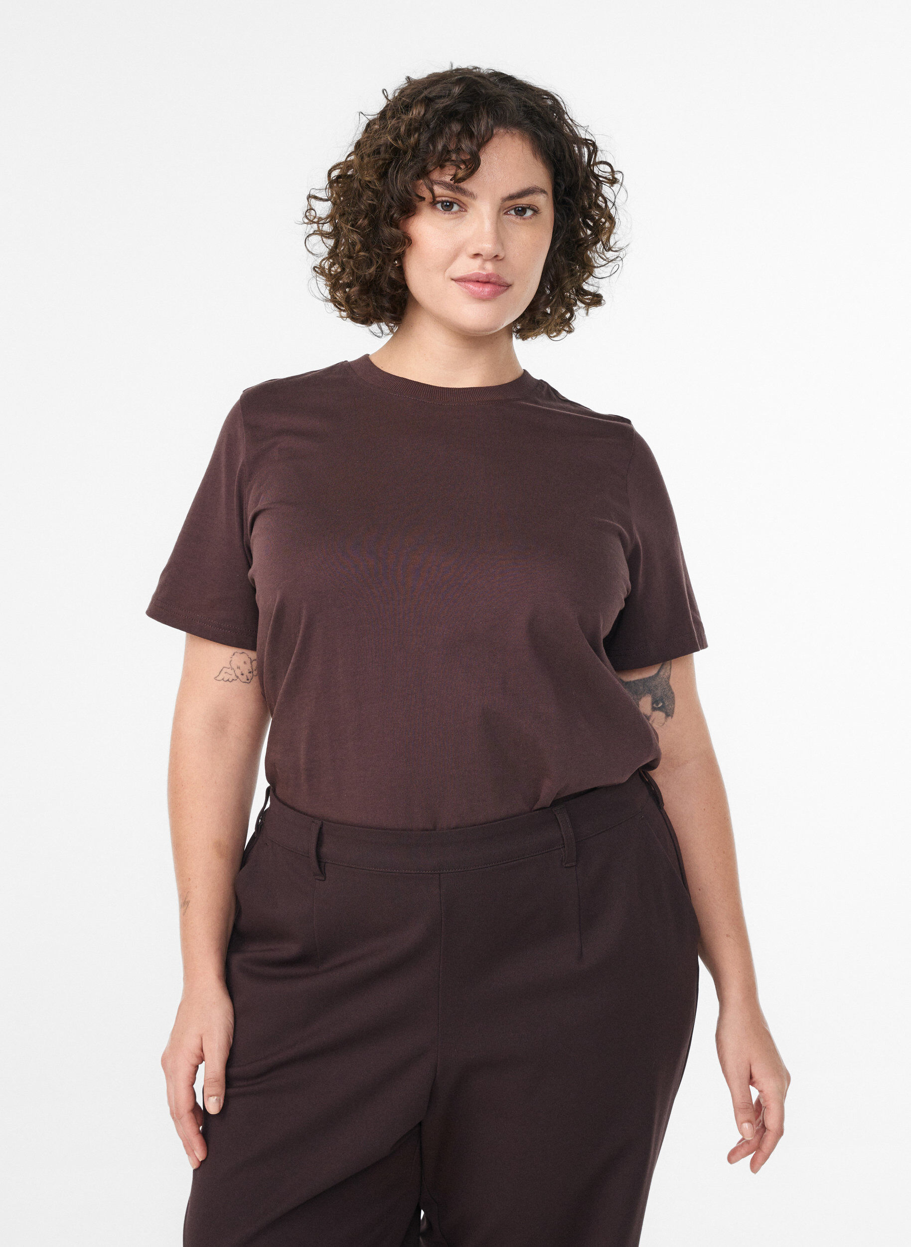 Enkel t-shirt i bomull med rund halsringning, Brun, Model