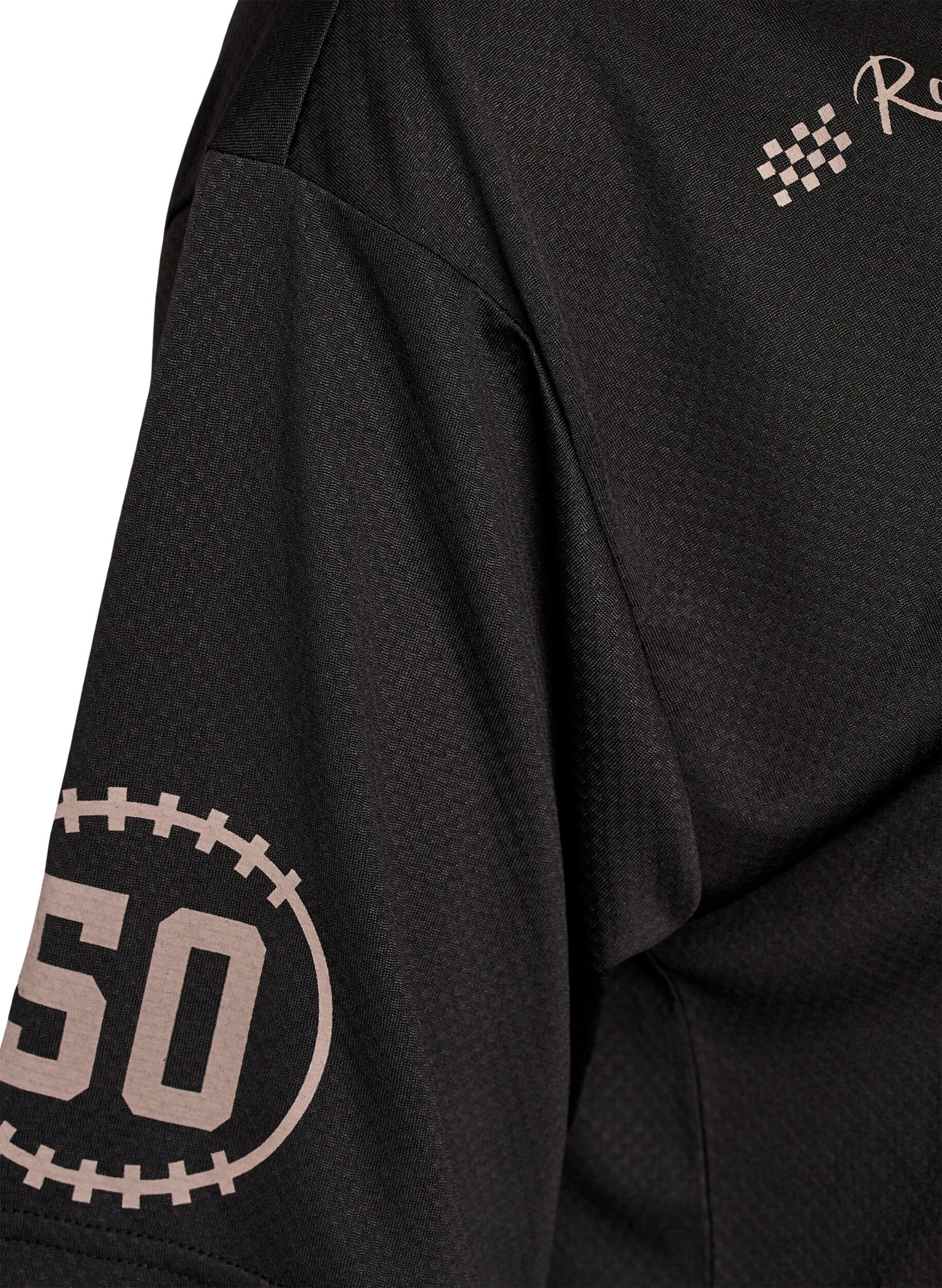 Zizzi Sportig t-shirt med v-ringning och racingtryck, Svart, Packshot image number 3