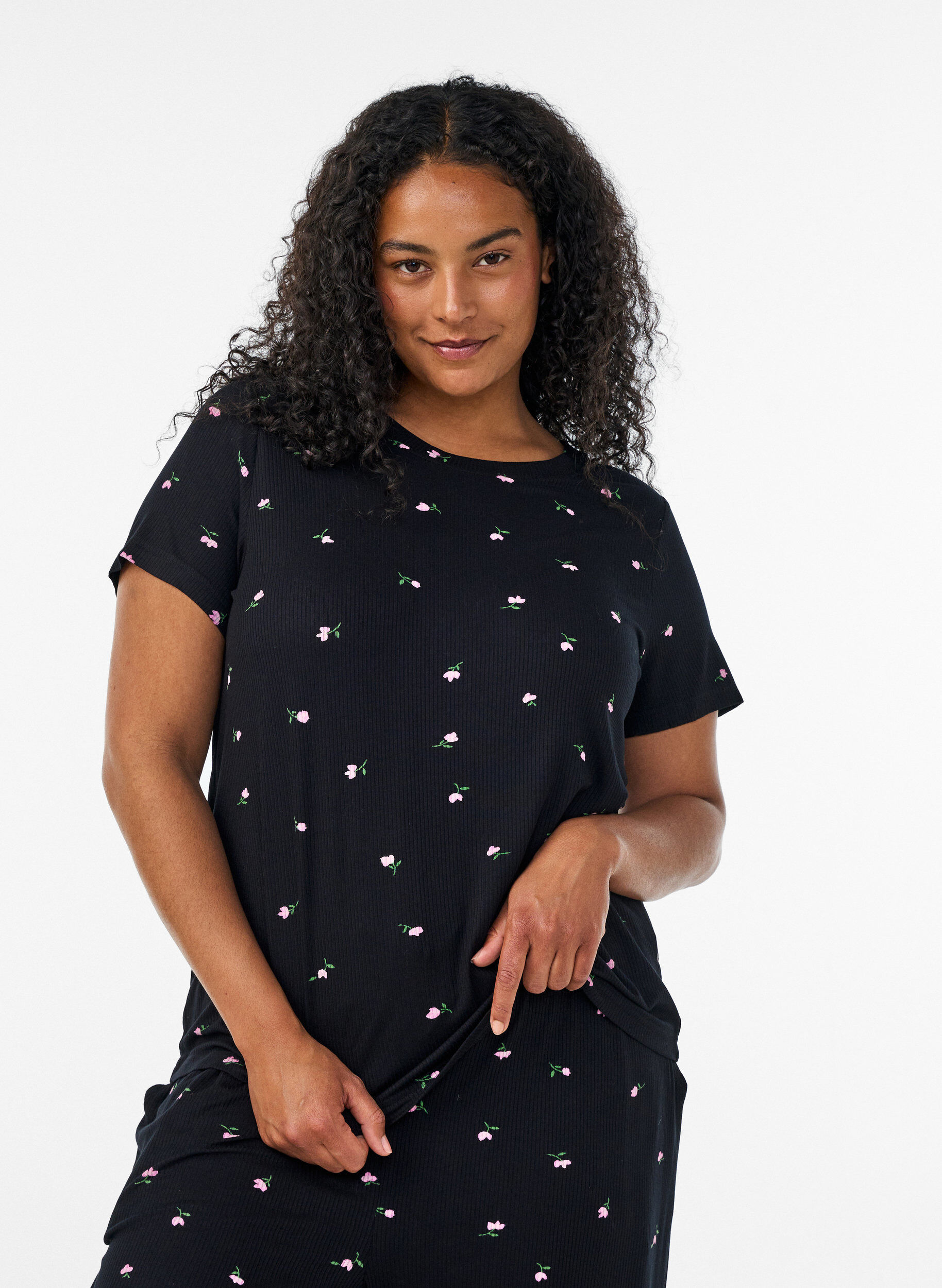 ZizziPyjamastopp med blommigt m&ouml;nster och ribbad struktur, Svart, Model image number 0