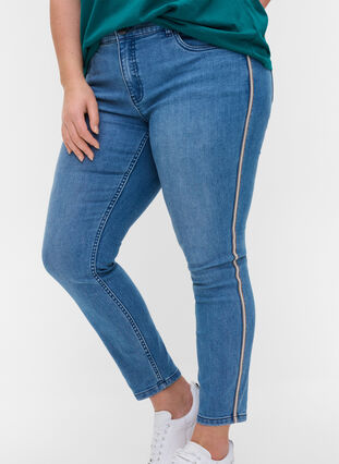 Croppade Sanna jeans med dekorativ rand på sidan, Light blue denim, Model image number 2