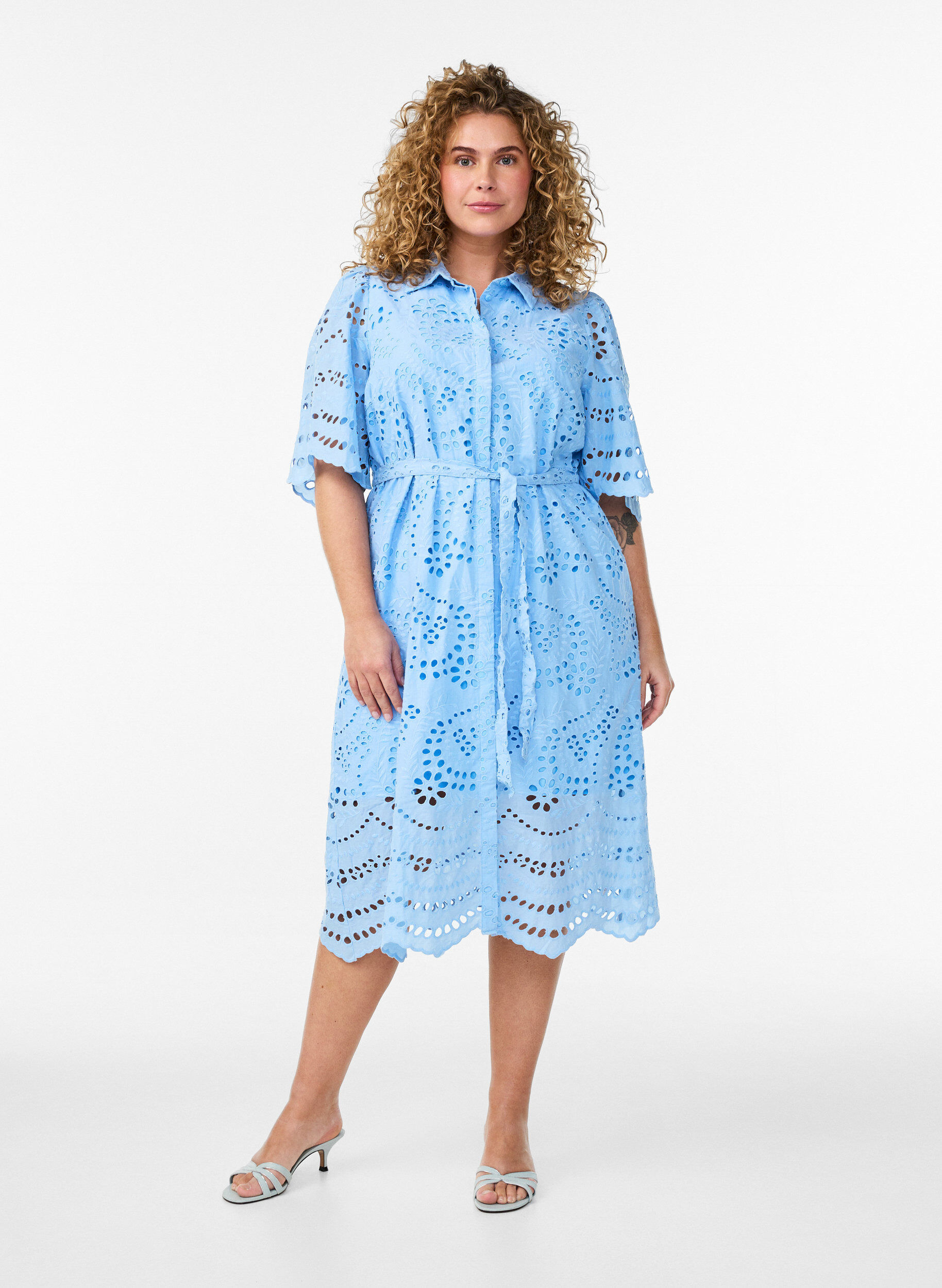 Zizzi Skjortkl&auml;nning i broderie anglaise med knytb&auml;lte, Bl&aring;, Model image number 1